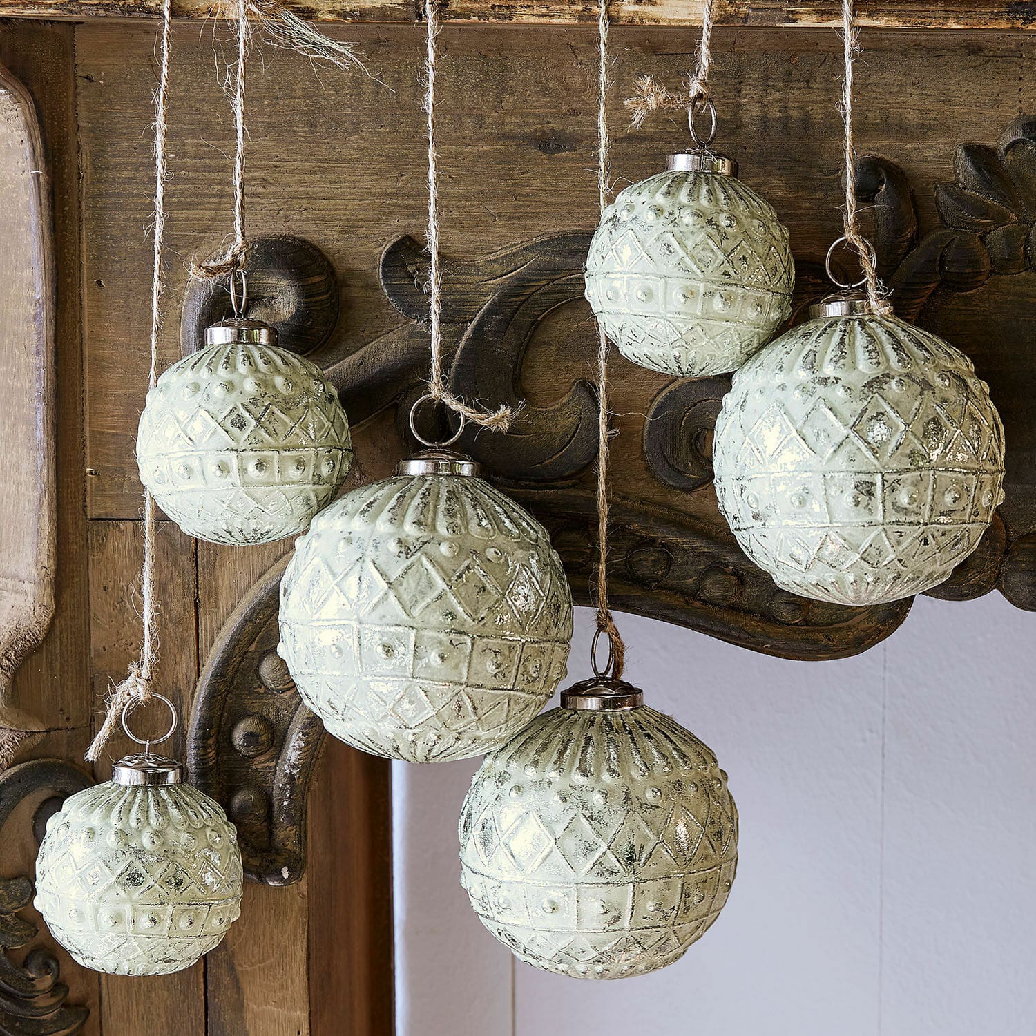 Kerstversiering set van 6 Gladwin Set van zes groenachtige glazen kerstballen met patroon, hangend aan touwtjes