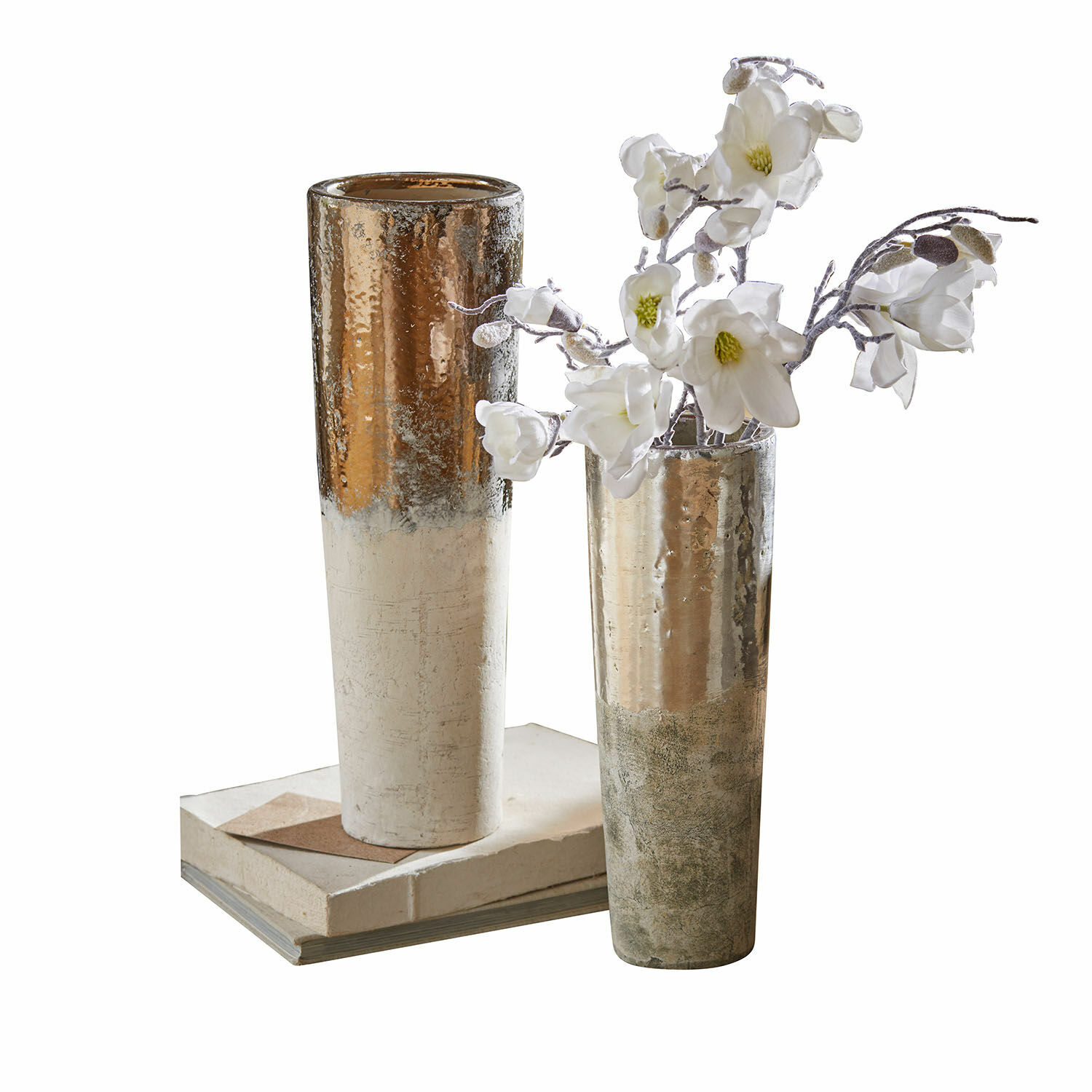 Vaas set van 2 Tameena Twee hoge metalen vazen in goud-zilver op boeken met witte decoratieve bloemen
