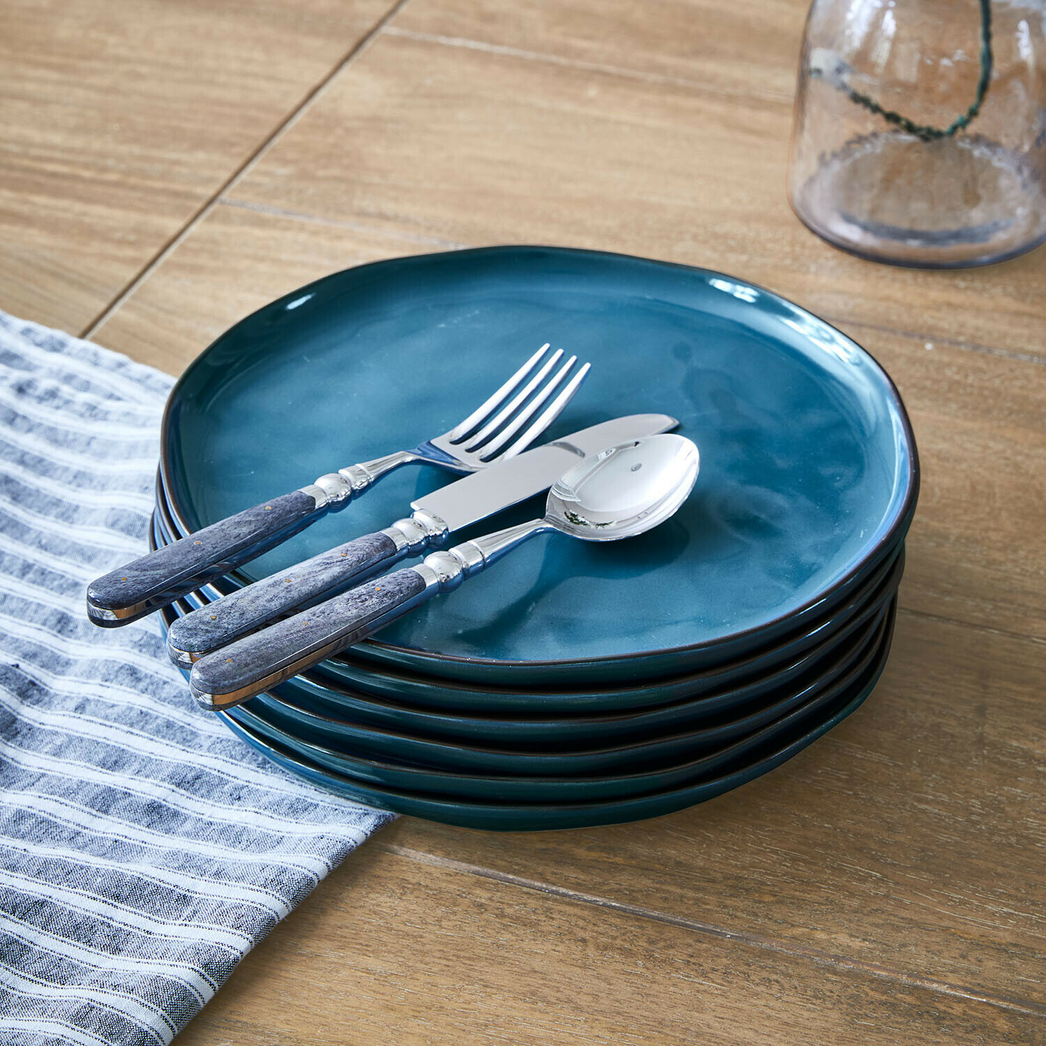 Bord set van 6 Biarré Set blauwe keramische borden met metalen bestek met houten handvatten op houten tafel
