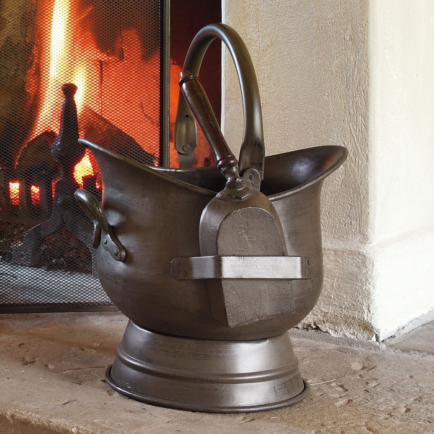 Asemmer Derry Zwarte metalen houtmand met schep en handvat bij open haard, haardaccessoires