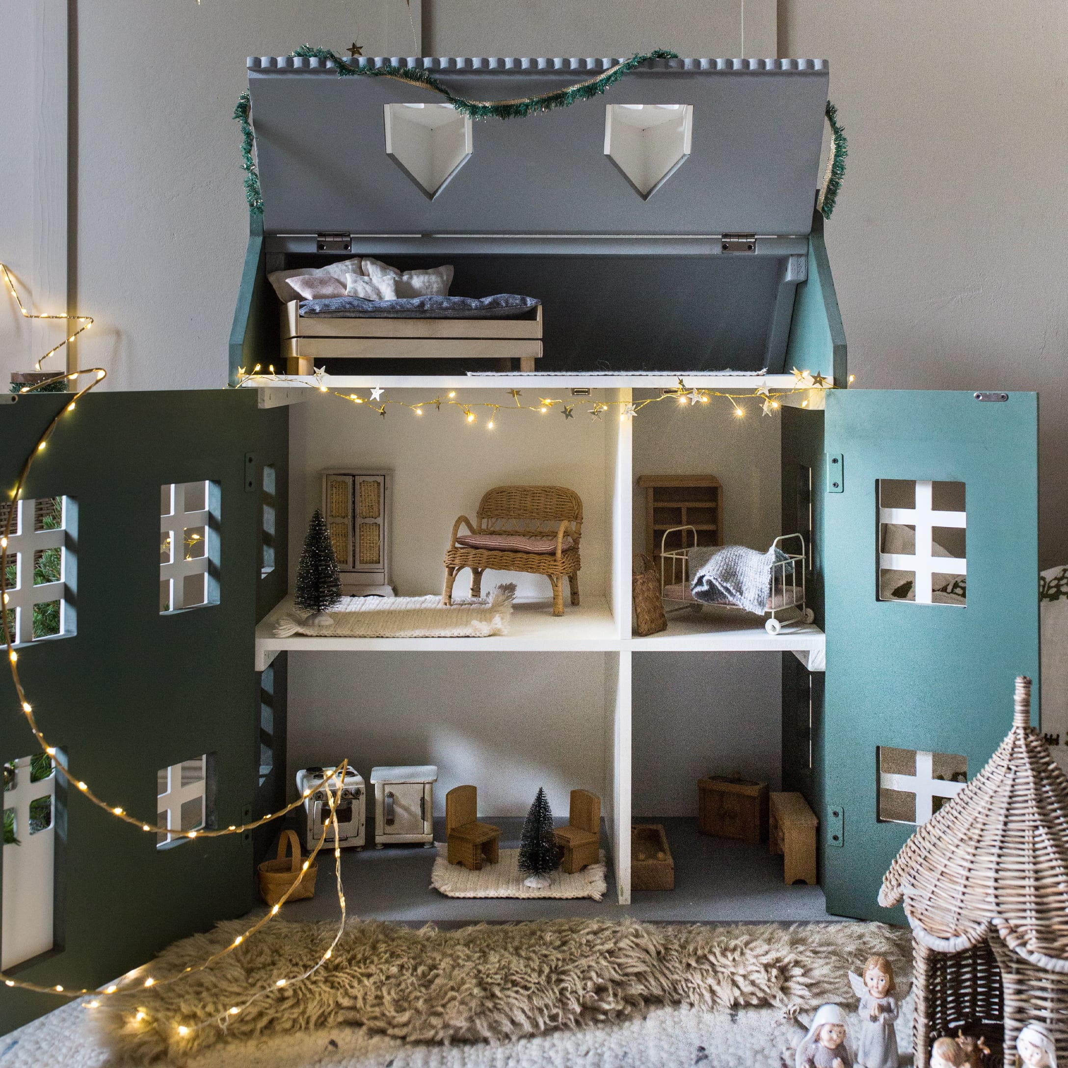 Maison de poupée en bois avec portes vertes, meubles miniatures et guirlande lumineuse LED décorative