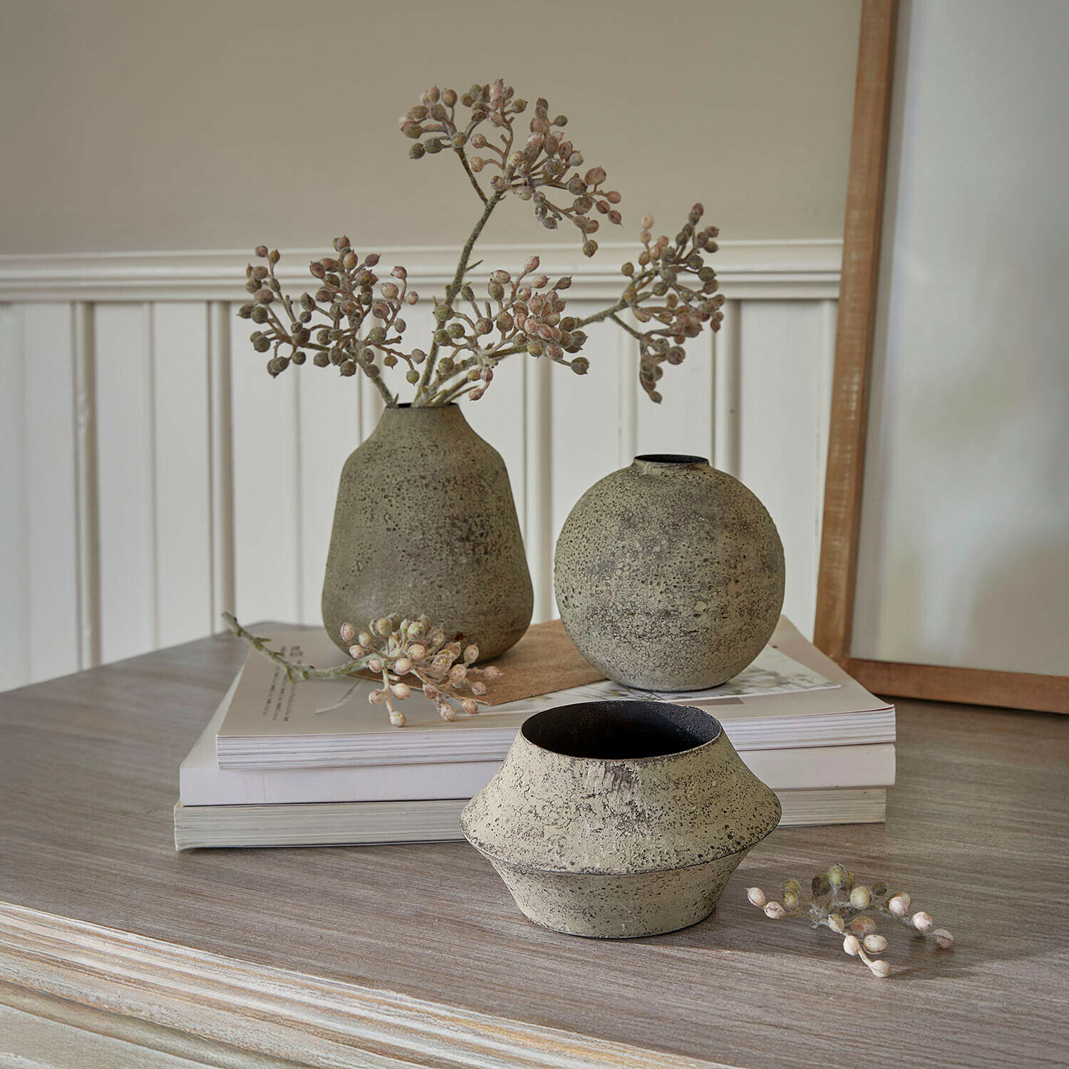 Vaas set van 3 Nalira Drie decoratieve beige steengoed vazen op houten tafel met gedroogde takken
