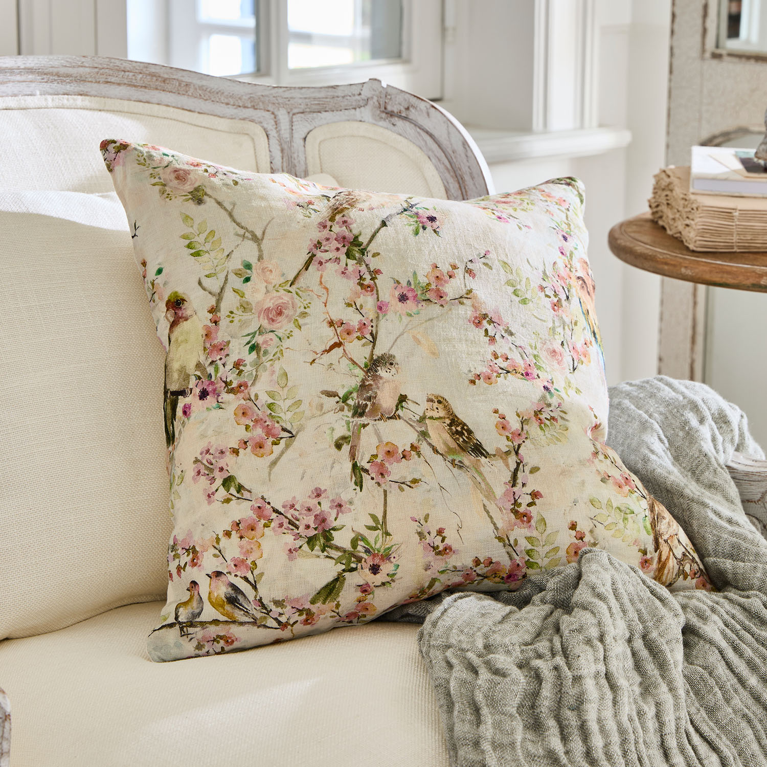 Coussin décoratif en coton crème avec imprimé oiseaux et fleurs, style rustique élégant