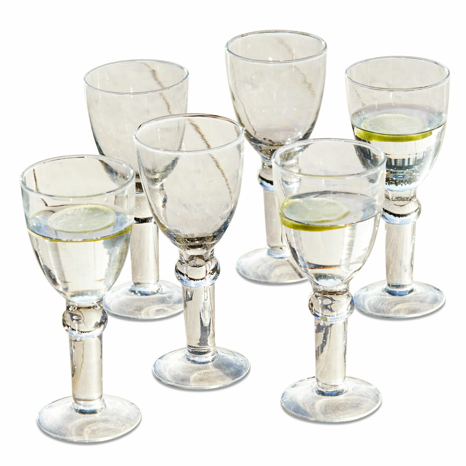 Wijnglas set van 6 Devon Set van zes heldere glazen met dikke steel, gevuld met water en een schijfje citroen