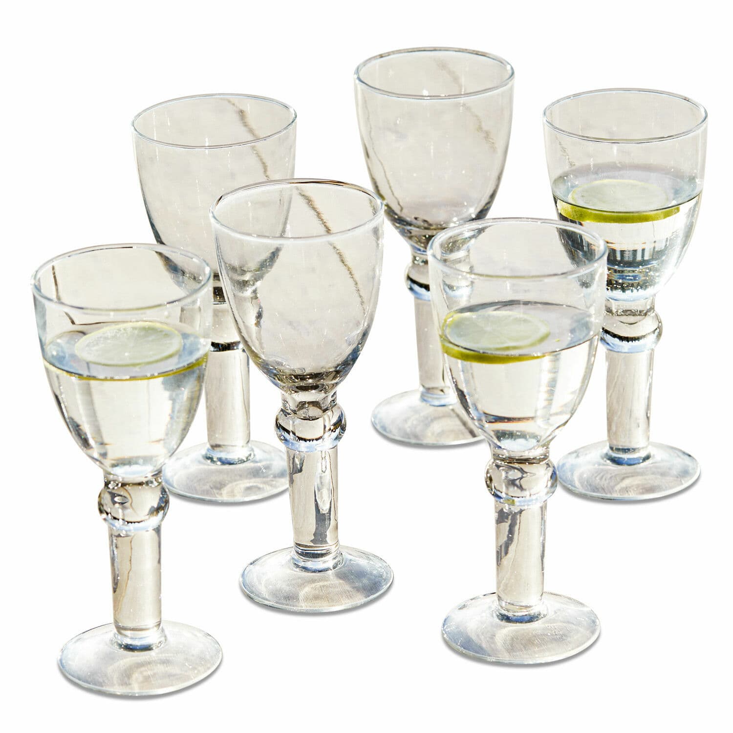 Wijnglas set van 6 Devon Set van zes heldere glazen met dikke steel, gevuld met water en een schijfje citroen