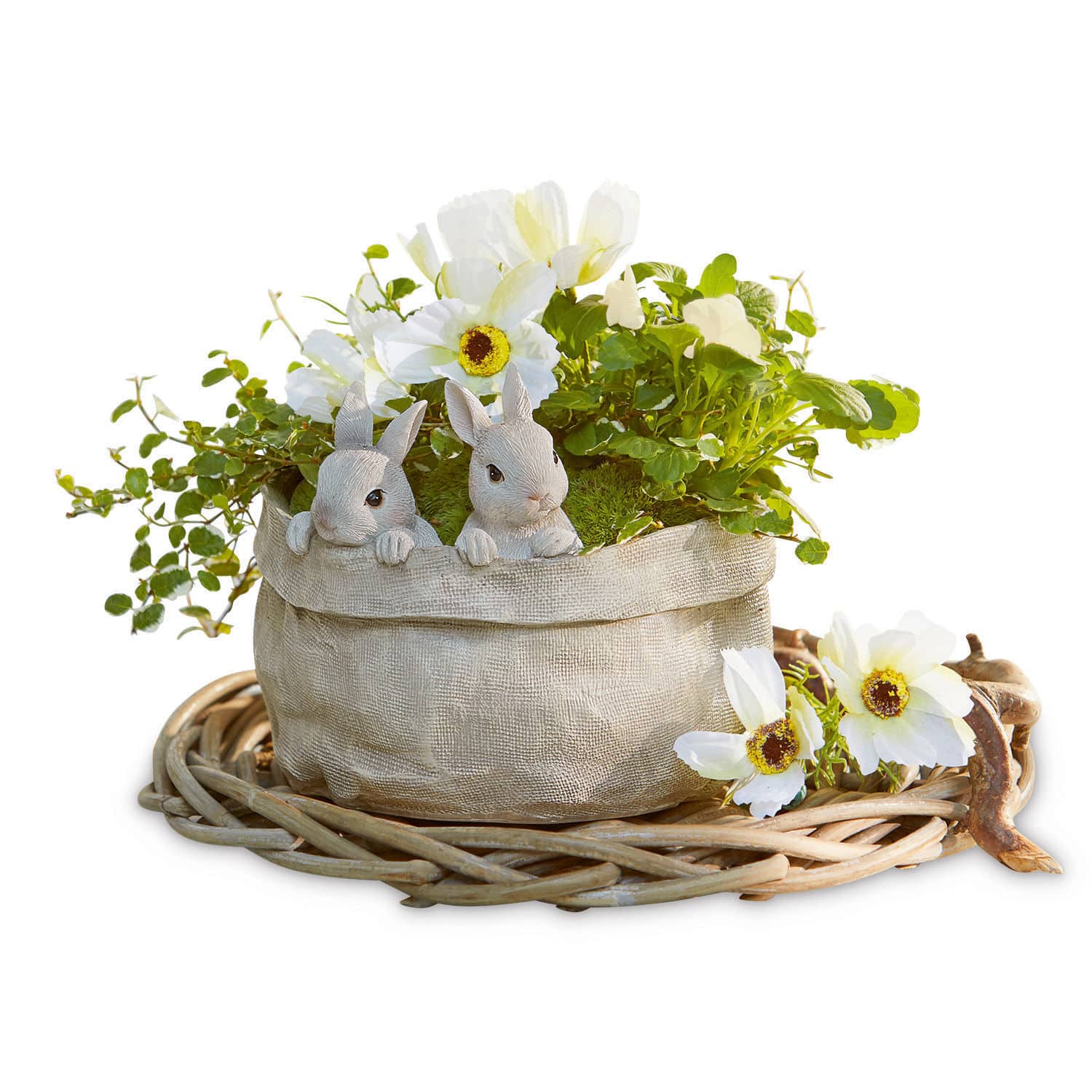 Cache-pot Mouriel Pot décoratif en tissu avec fleurs blanches et figurines de lapins sur un support en osier