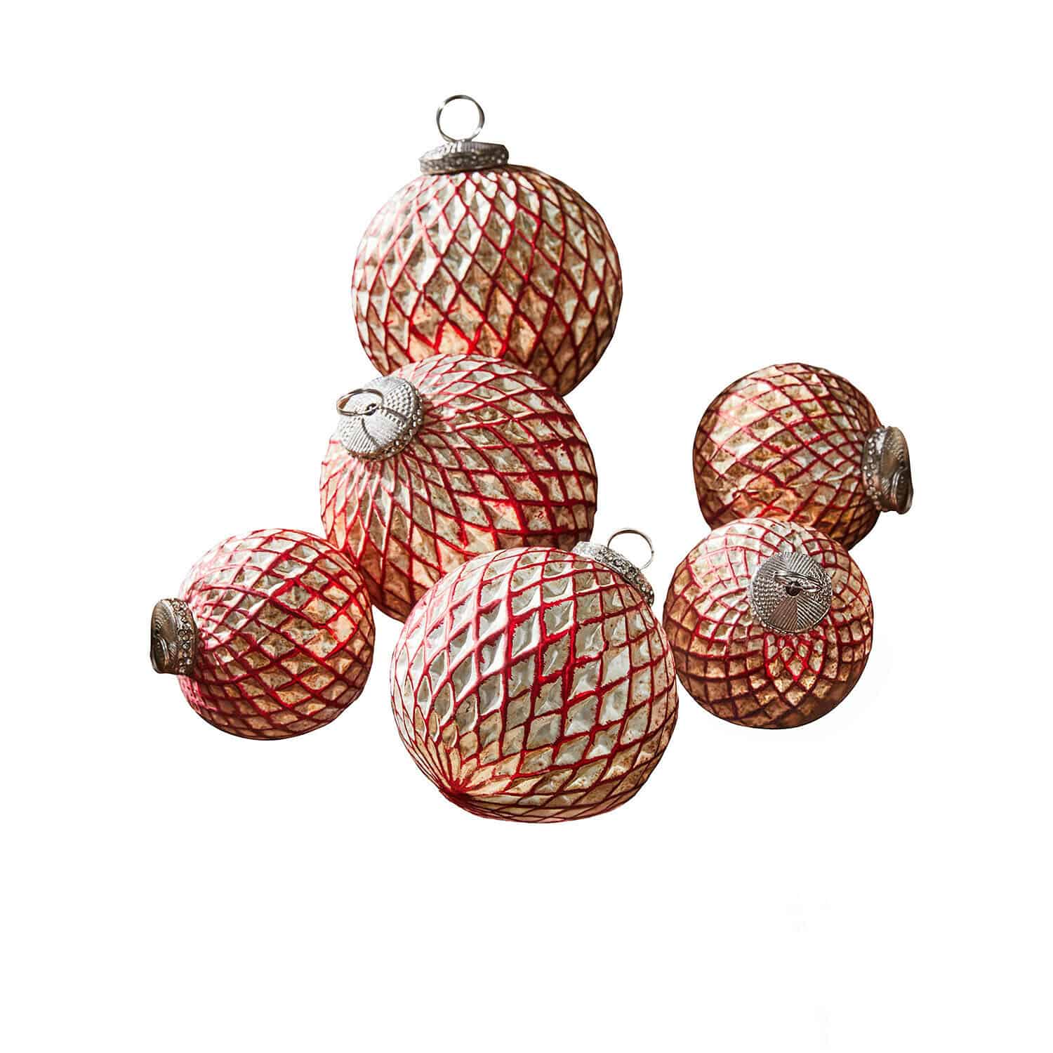 Set de 6 boules de Noël Aleviah Ensemble de six boules de Noël rouges et dorées avec attaches métalliques, décoration festive