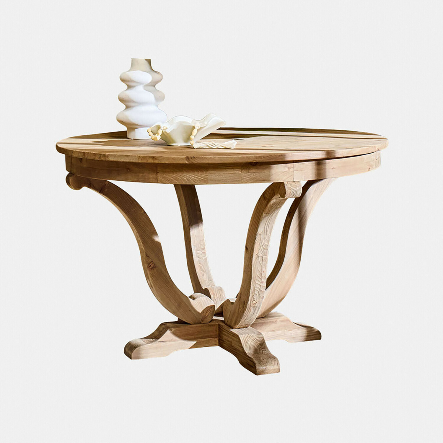 Tafel Oakminster Ronde tafel van natuurlijk grenenhout met decoratieve poten en witte decoraties erop