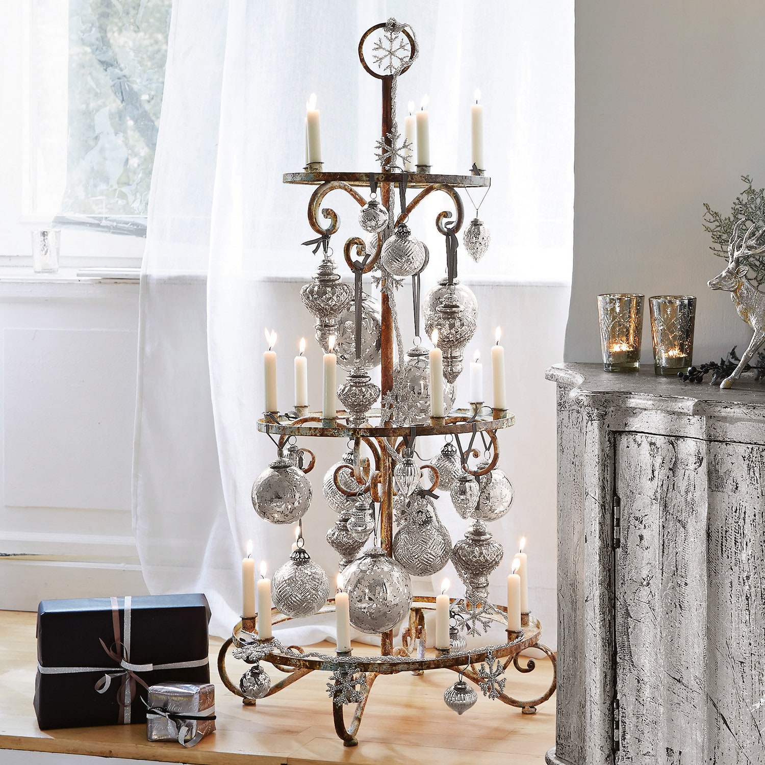 Sierboom Sercoeur Rustieke metalen kerstdecoratie met witte kaarsen en zilveren ballen op de vloer