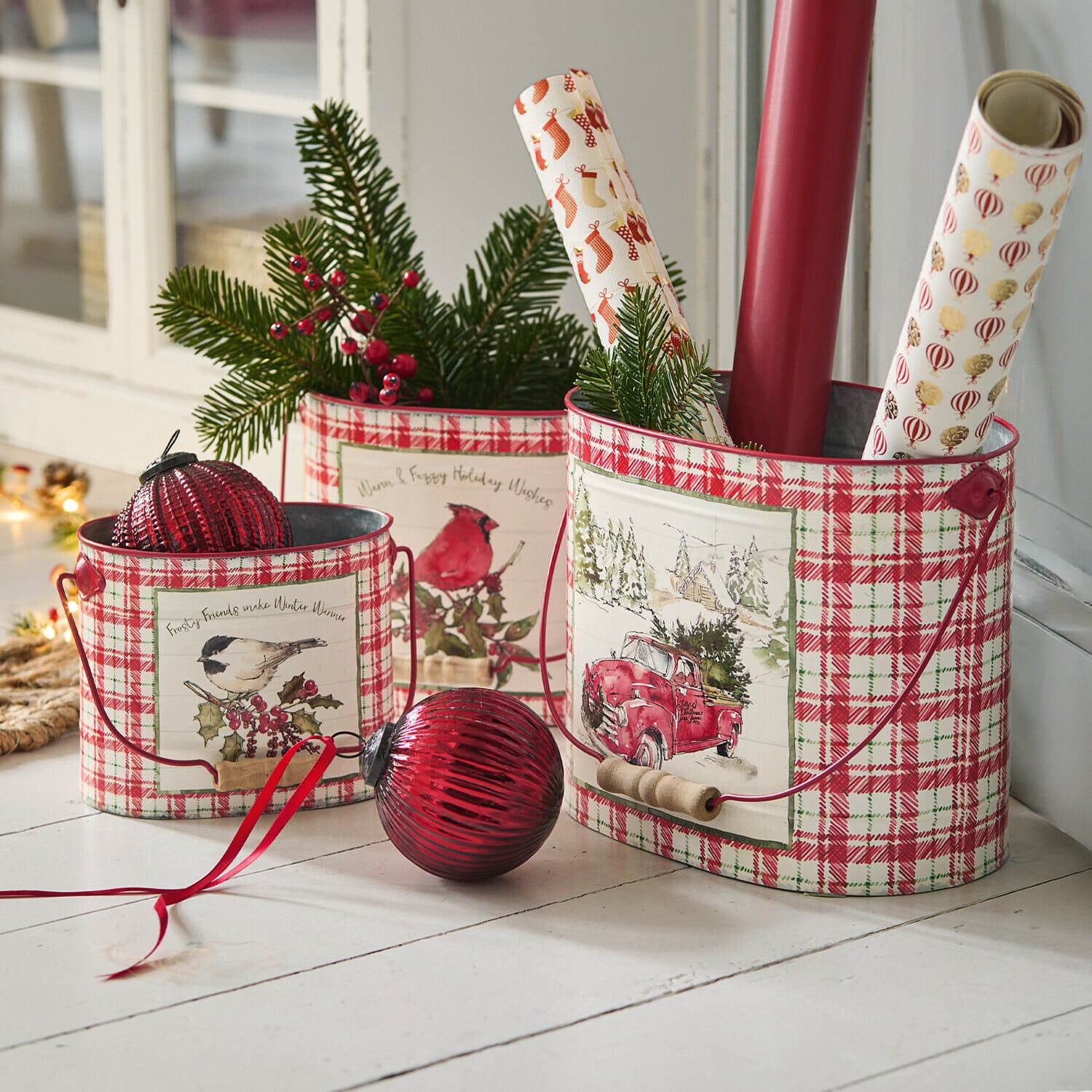Lot de 3 cache-pots Fuzzy Ensemble de trois seaux en métal à carreaux rouges et blancs avec motifs de Noël et branches vertes décoratives