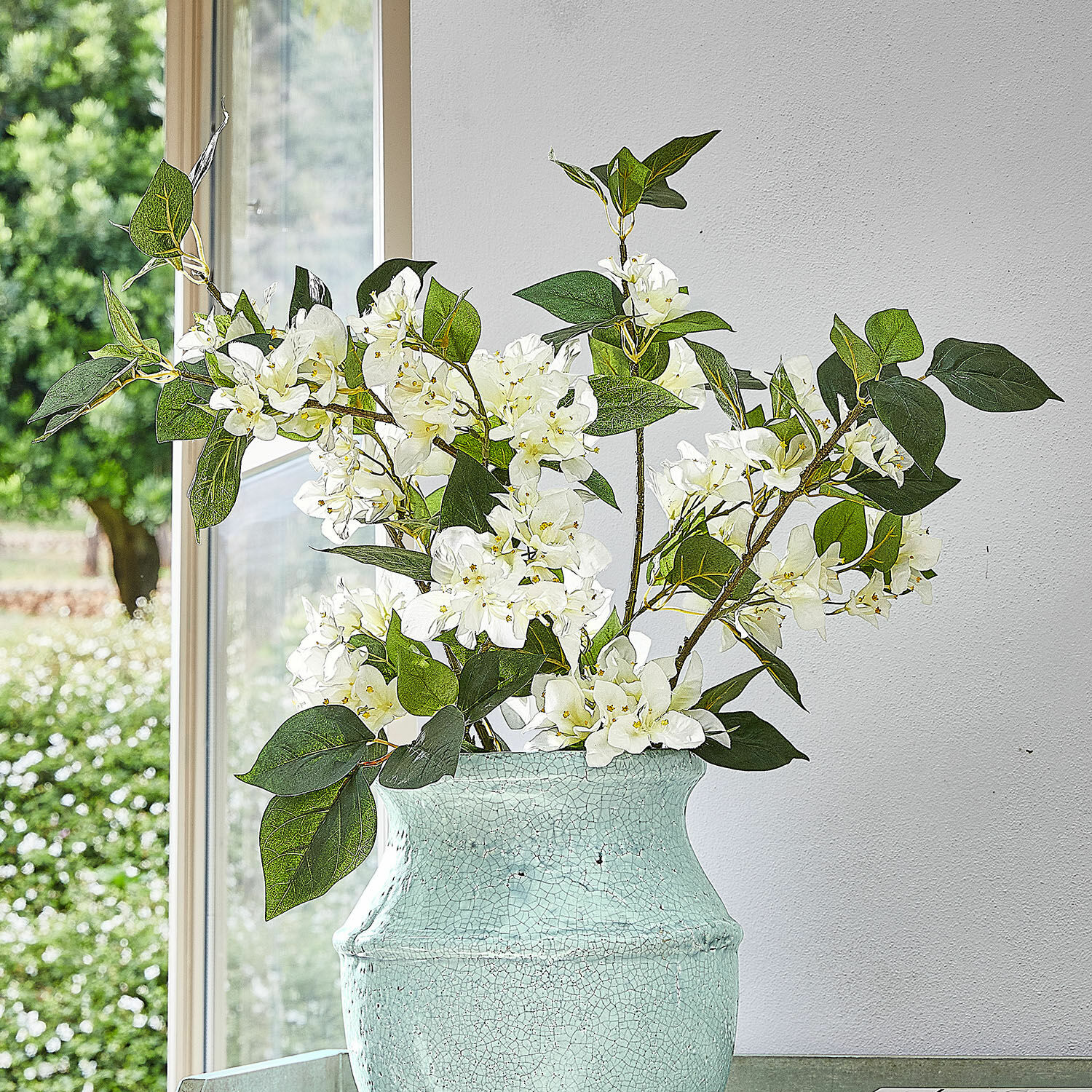 Decoratieve bloem set van 6 Nireval Witte bloemen in groene keramische vaas met craquelé-effect voor raam en witte muur
