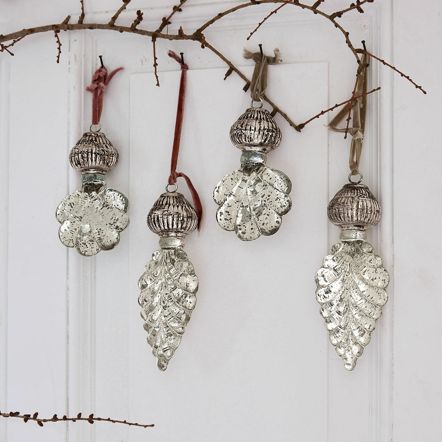Hanger set van 4 Géraudet Set van vier hangende decoraties van helder glas met metalen onderdelen en gekleurde linten