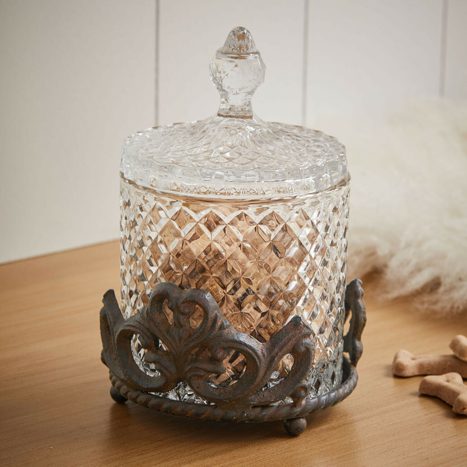 Pot en verre Kerynna Boîte en verre avec couvercle et base métallique décorative sur table en bois, accessoire déco