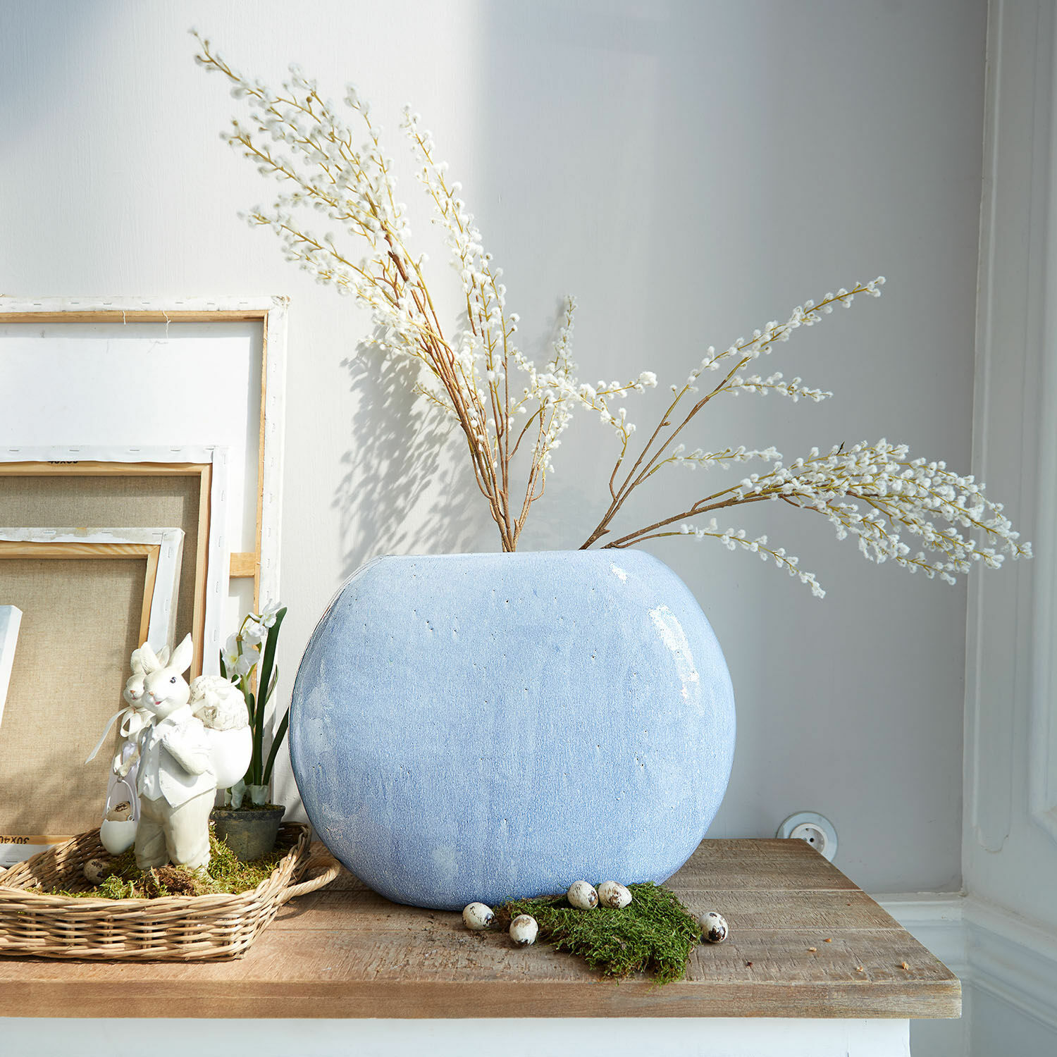 Vase Terclac Grand vase en céramique bleue avec branches décoratives et œufs sur une table en bois