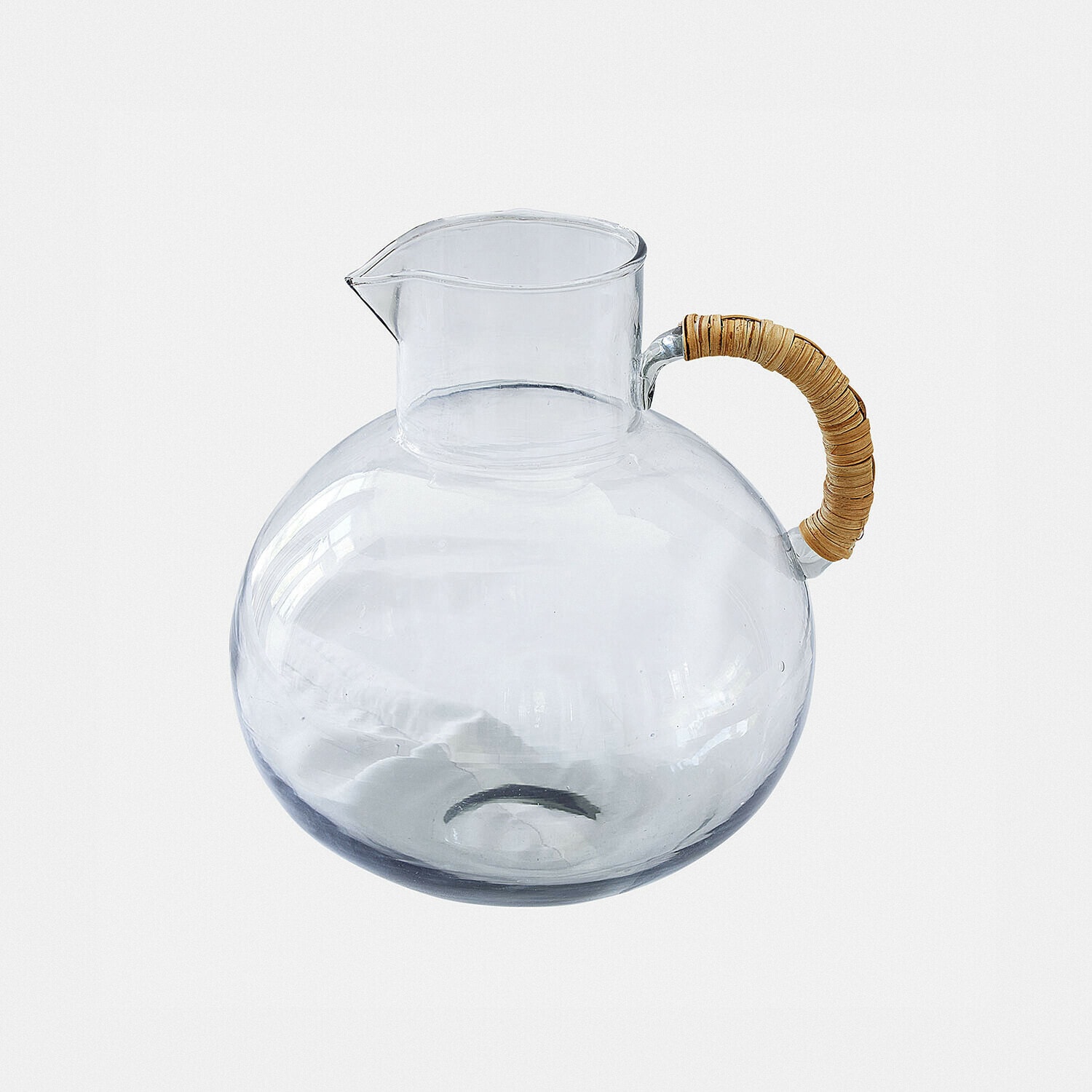 Carafe en verre transparent avec corps rond et anse en rotin naturel