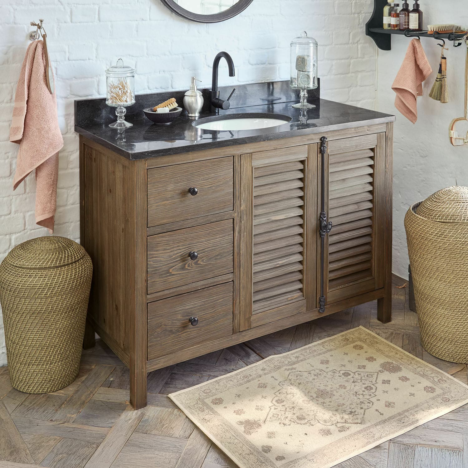 Wastafelmeubel Ferocelle Houten badkamerkast met zwart marmeren blad en wastafel, rustieke stijl