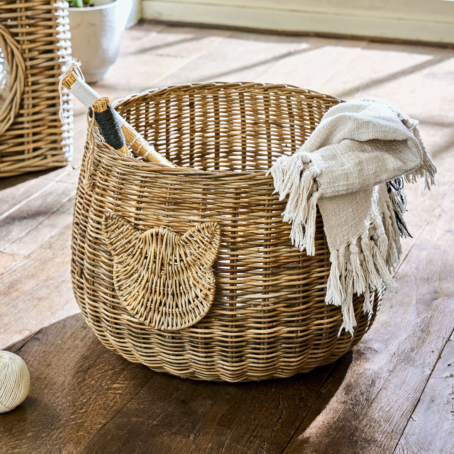 Panier Miezzi Panier rond en rotin naturel avec décoration tête de chat et plaid beige à l'intérieur