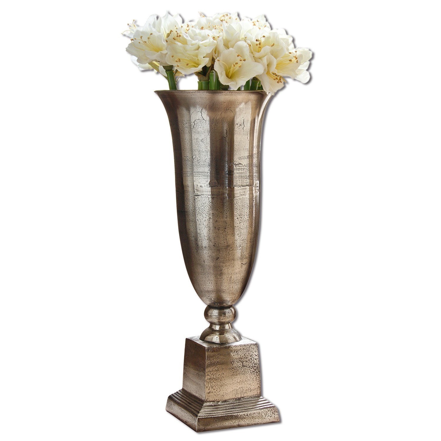 Hoge zilverkleurige metalen vaas met witte bloemen voor stijlvolle interieurdecoratie
