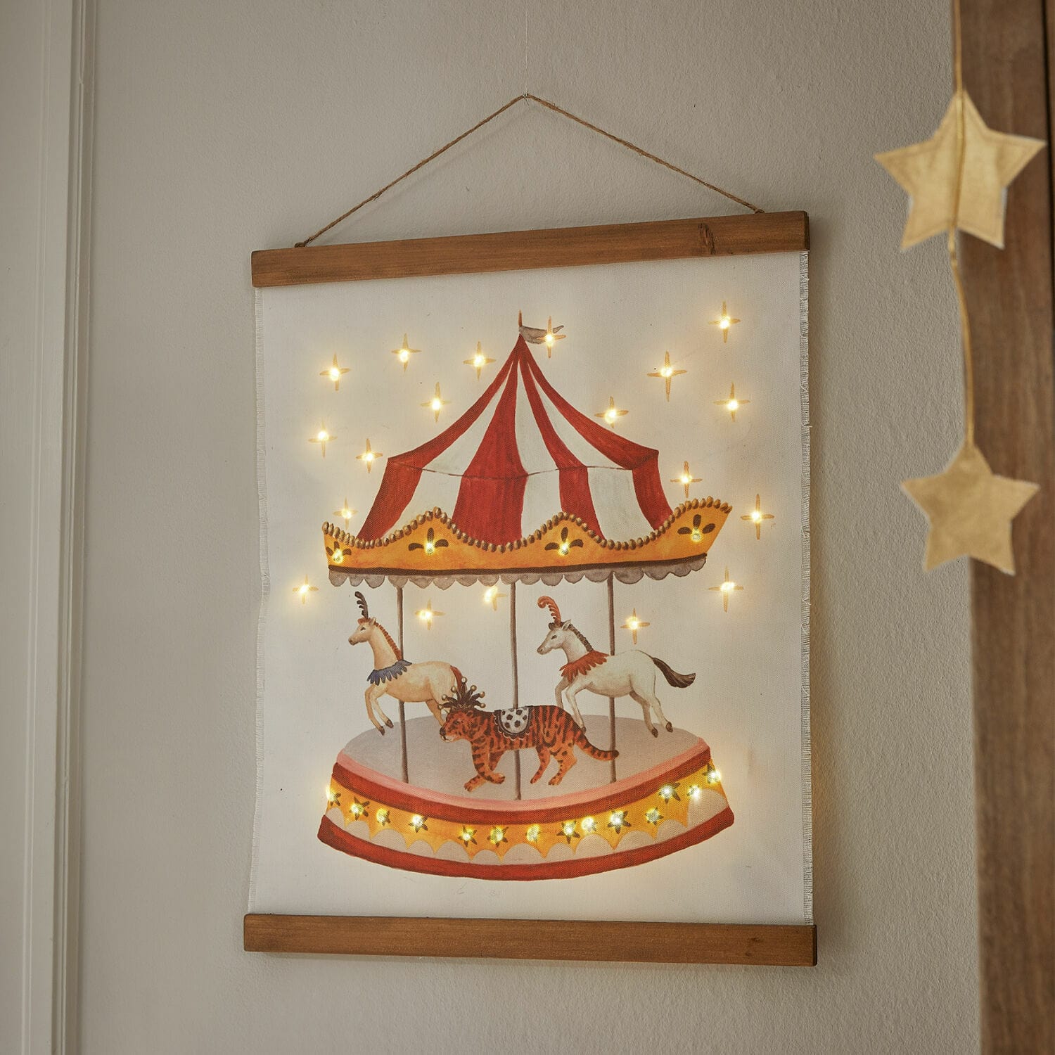 Tableau LED Carnaval des Rêves Décoration murale en tissu avec éclairage LED représentant un carrousel rouge et blanc