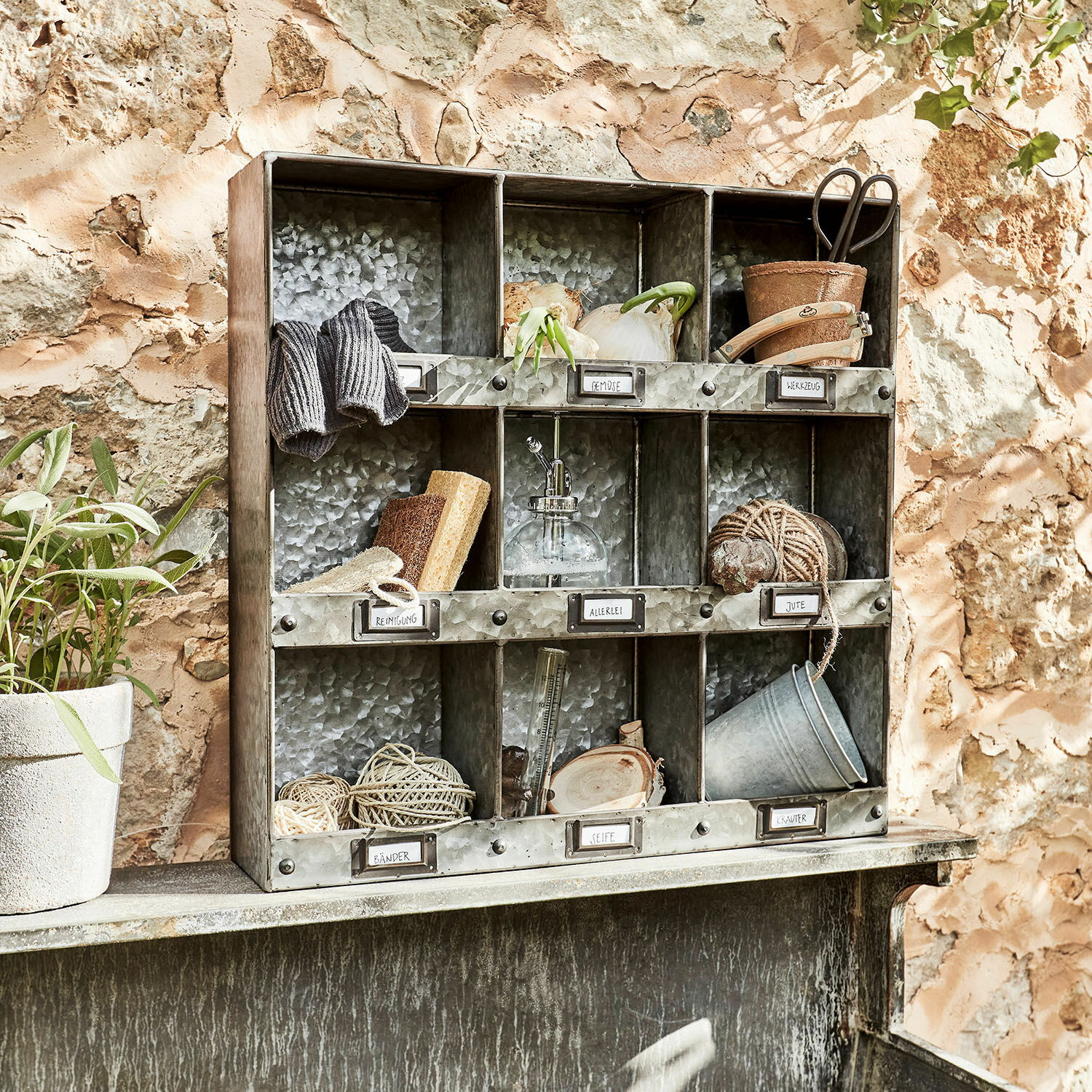 Étagère murale Esttar Étagère métallique vintage avec compartiments pour outils et plantes en extérieur