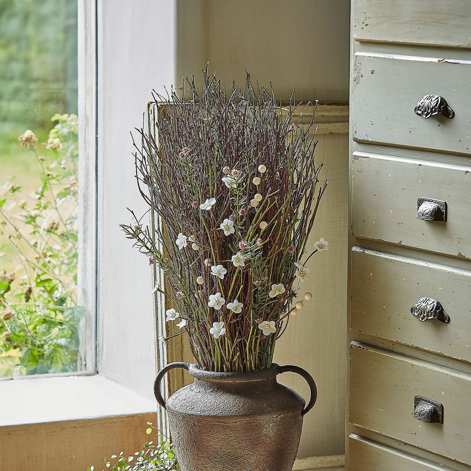 Sierboeket Verilo Decoratieve bruine metalen vaas met takken en witte bloemen op vensterbank