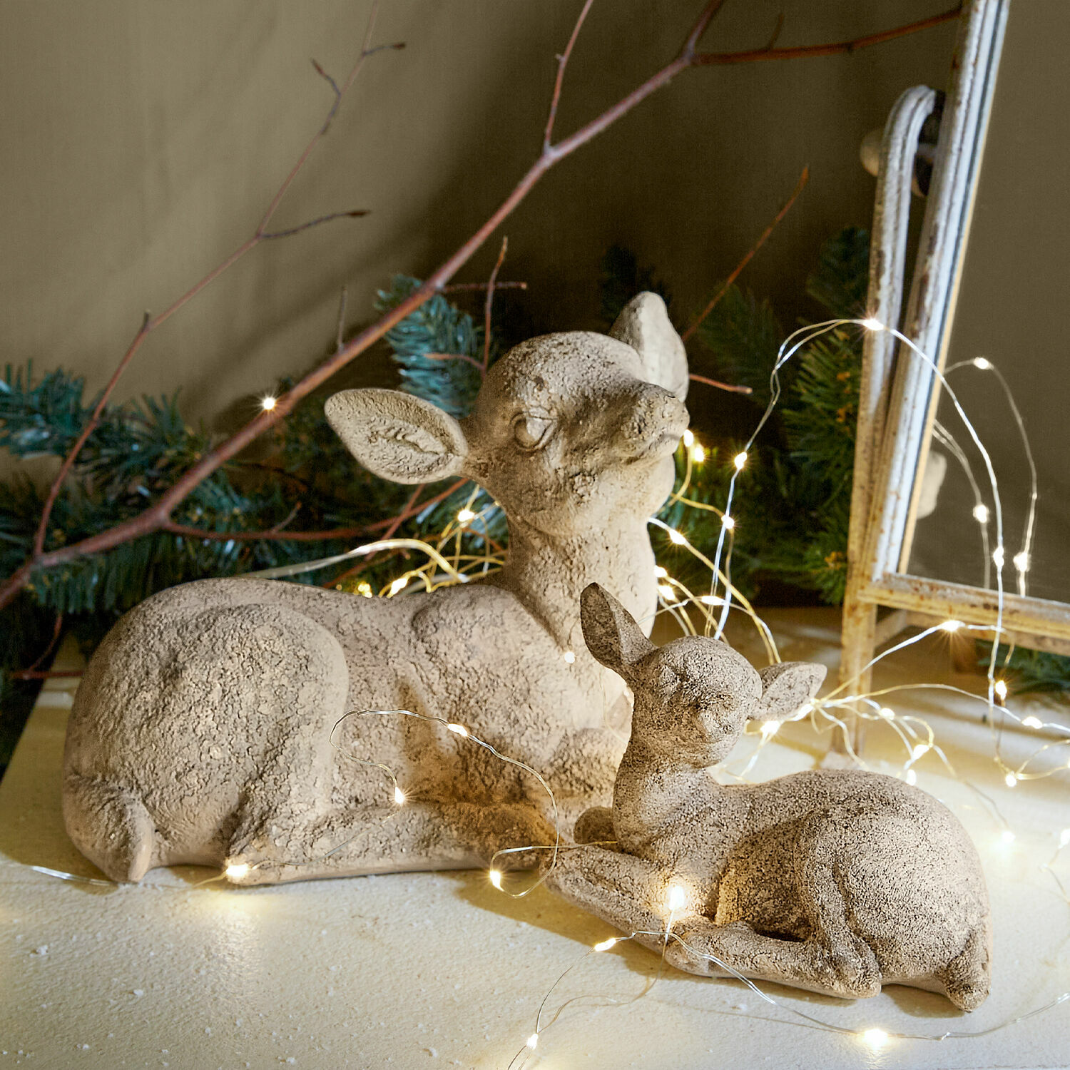 Ree met kalf Thaloria Decoratieve hertenfiguren van beige steen met subtiele LED-verlichting voor sfeervolle decoratie