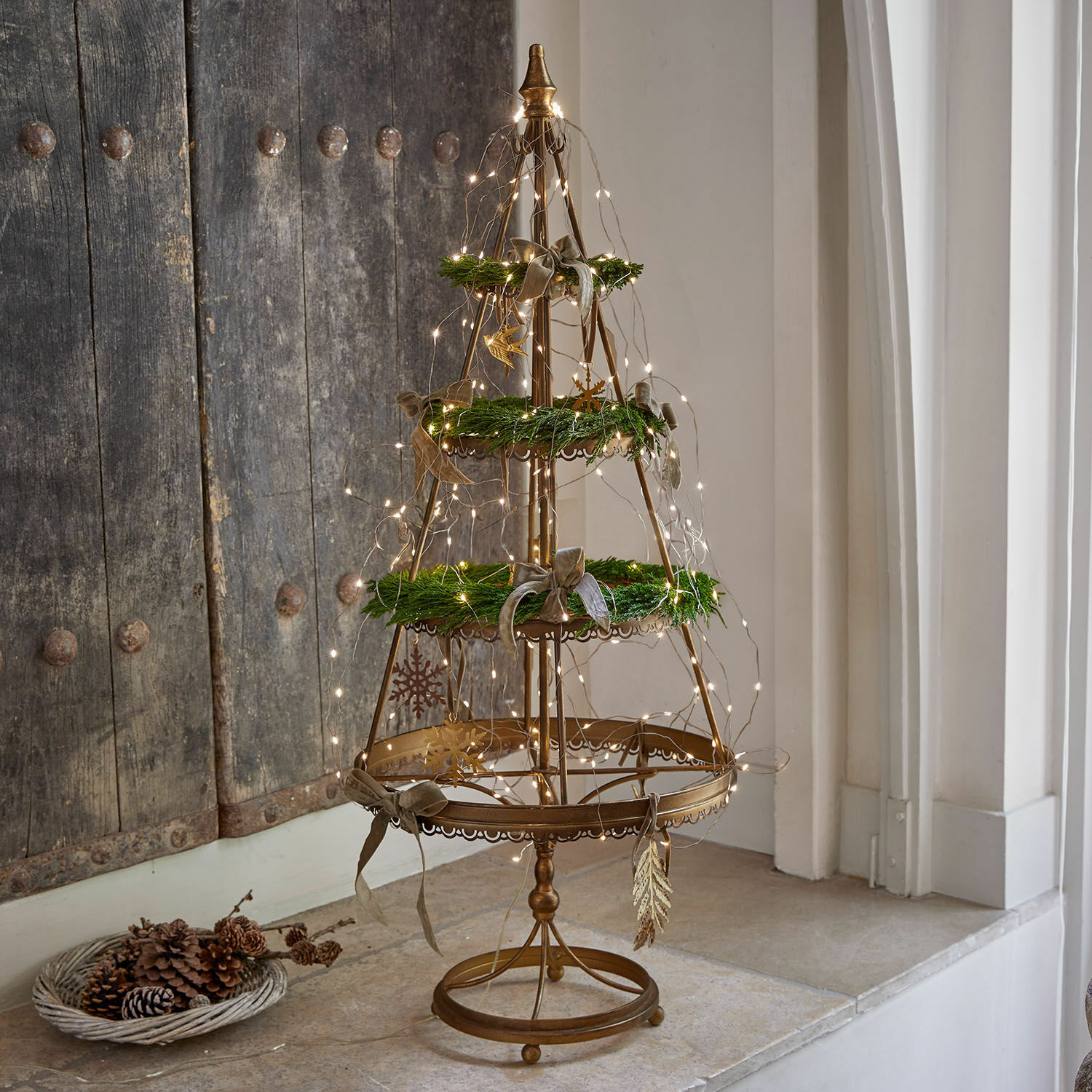 Arbre décoratif Yolivine Décoration de Noël en métal doré avec couronnes vertes et guirlandes LED sur table