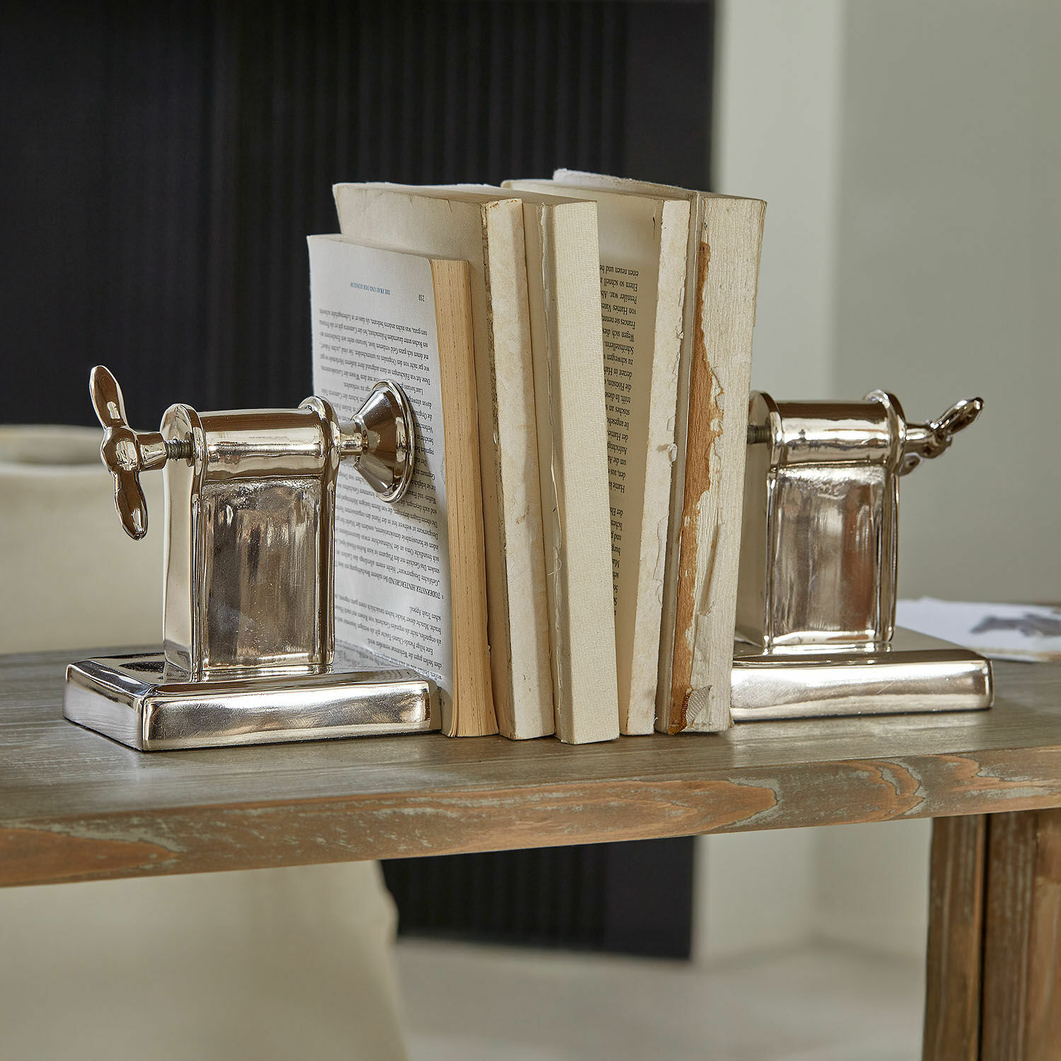 Lot de 2 serre-livres Iskora Serre-livres en métal argenté en forme de vis sur une table en bois, accessoire déco intérieur