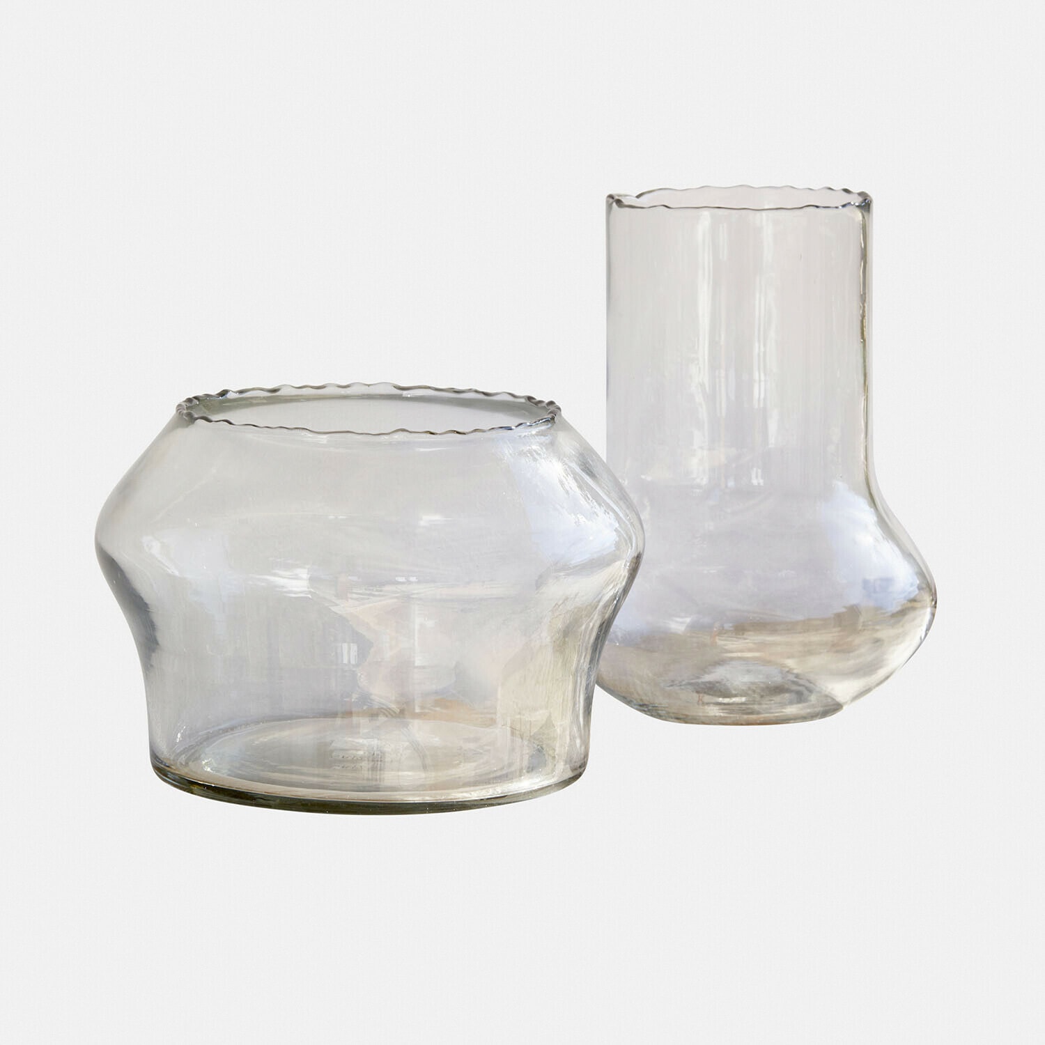 Ensemble de deux vases en verre transparent avec forme irrégulière et bord ondulé décoratif