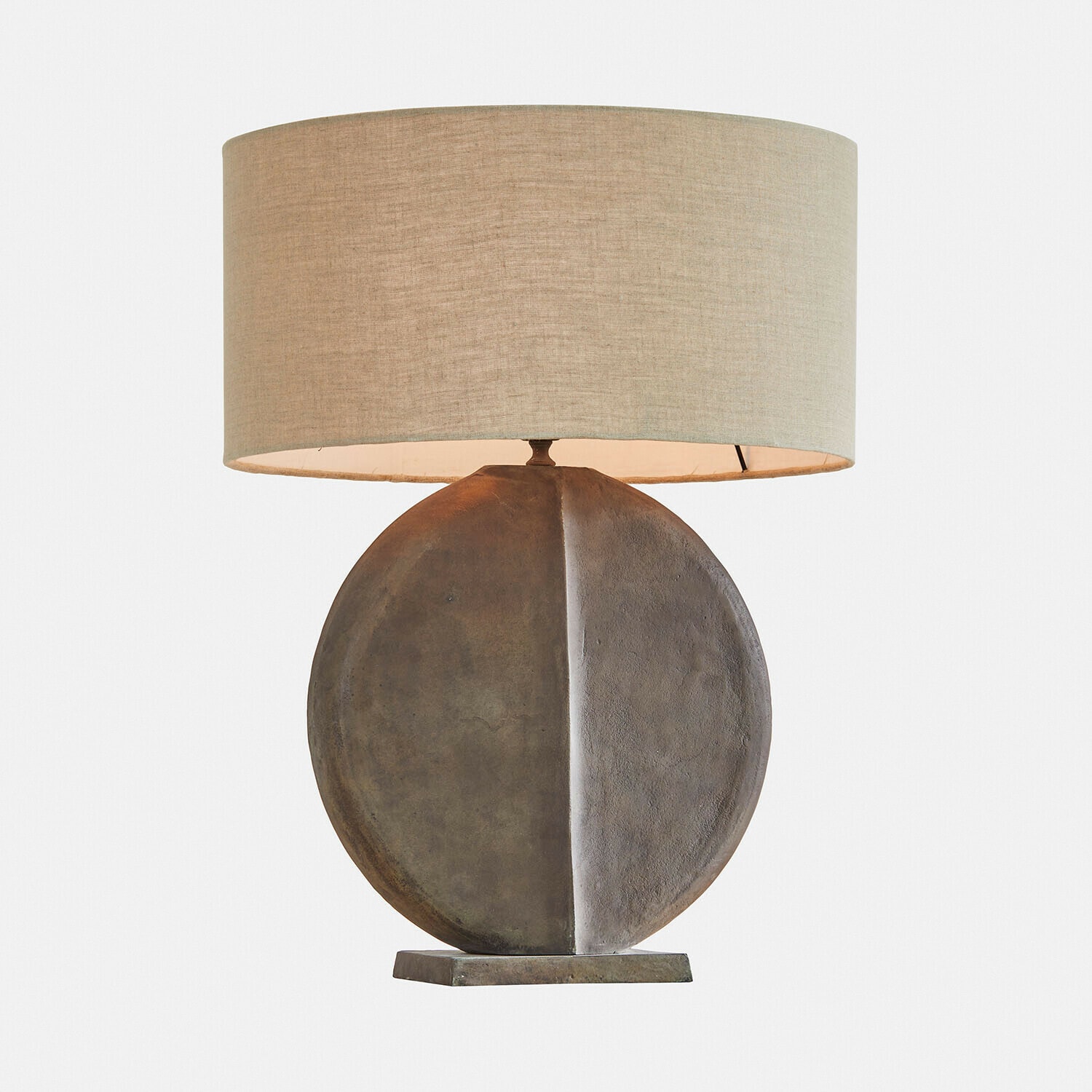 Lampe de table avec base ronde en métal brun et abat-jour beige pour décoration intérieure