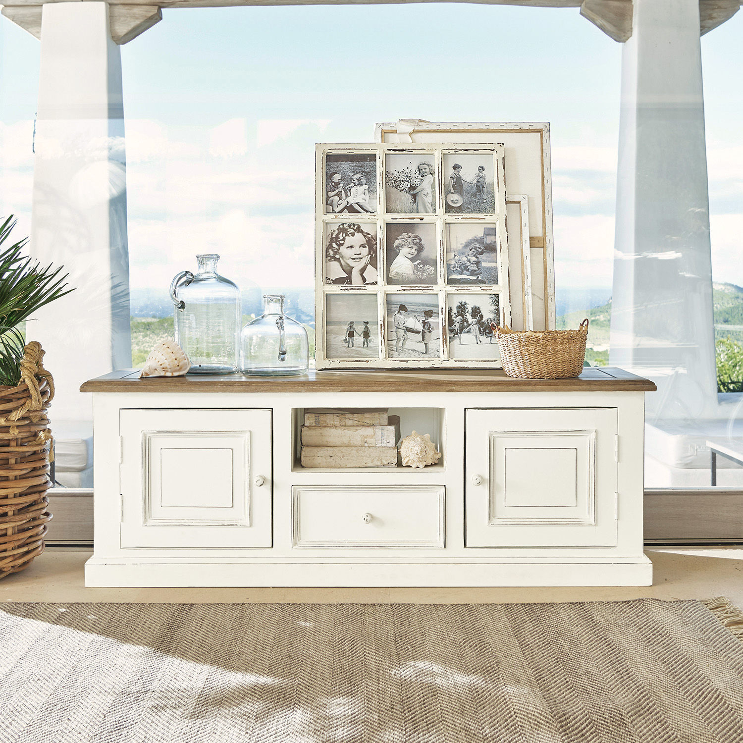 Buffet bas Cogolin Buffet en bois blanc avec tiroir et portes, décoré de bouteilles en verre et cadres photo vintage