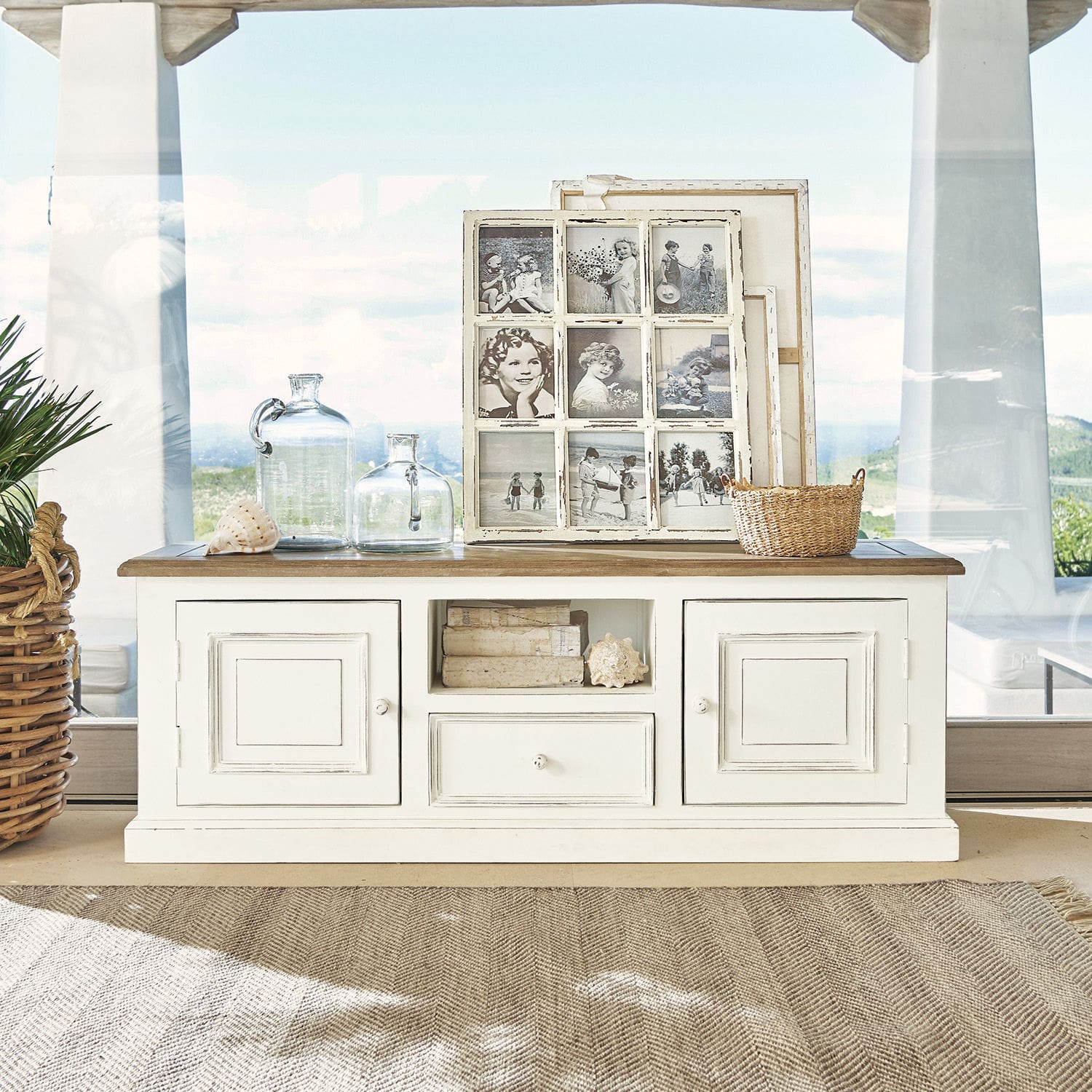 Buffet bas Cogolin Buffet en bois blanc avec tiroir et portes, décoré de bouteilles en verre et cadres photo vintage