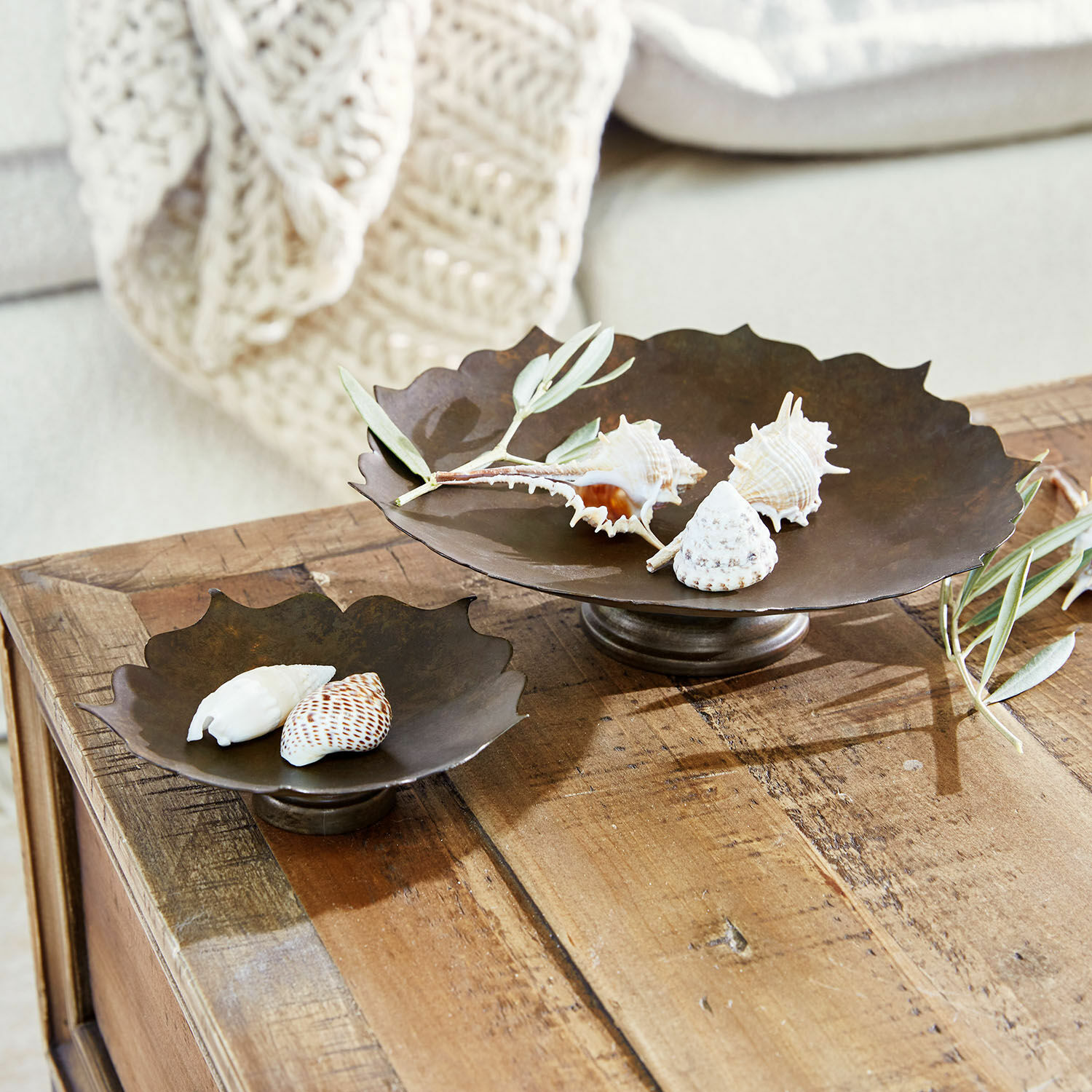 Lot de 2 coupes décoratives Viverto Deux coupelles décoratives en métal brun sur une table en bois avec coquillages et branches