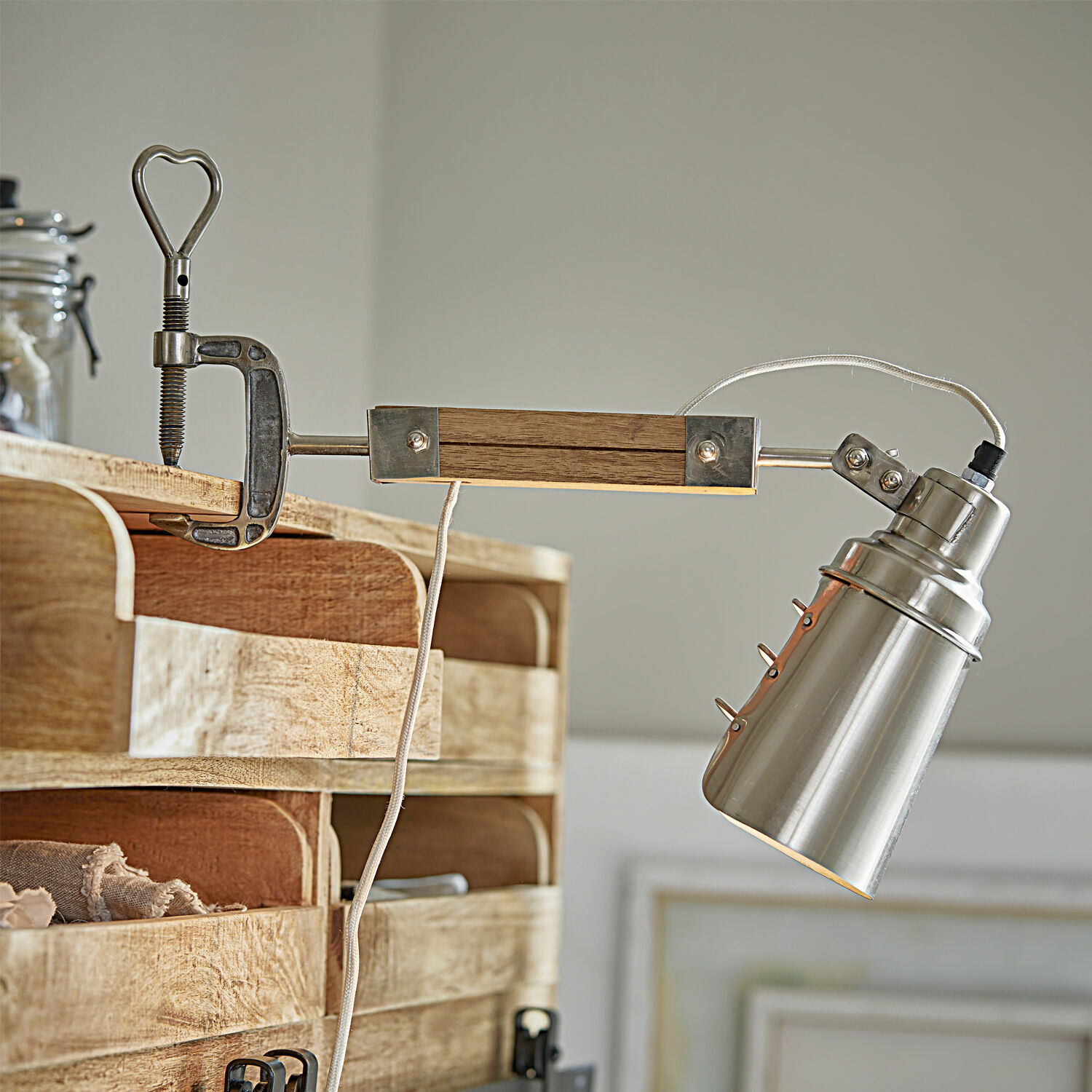Lampe à pince Lewiston Lampe en métal avec pince et bras en bois style vintage à fixer sur meuble ou bureau