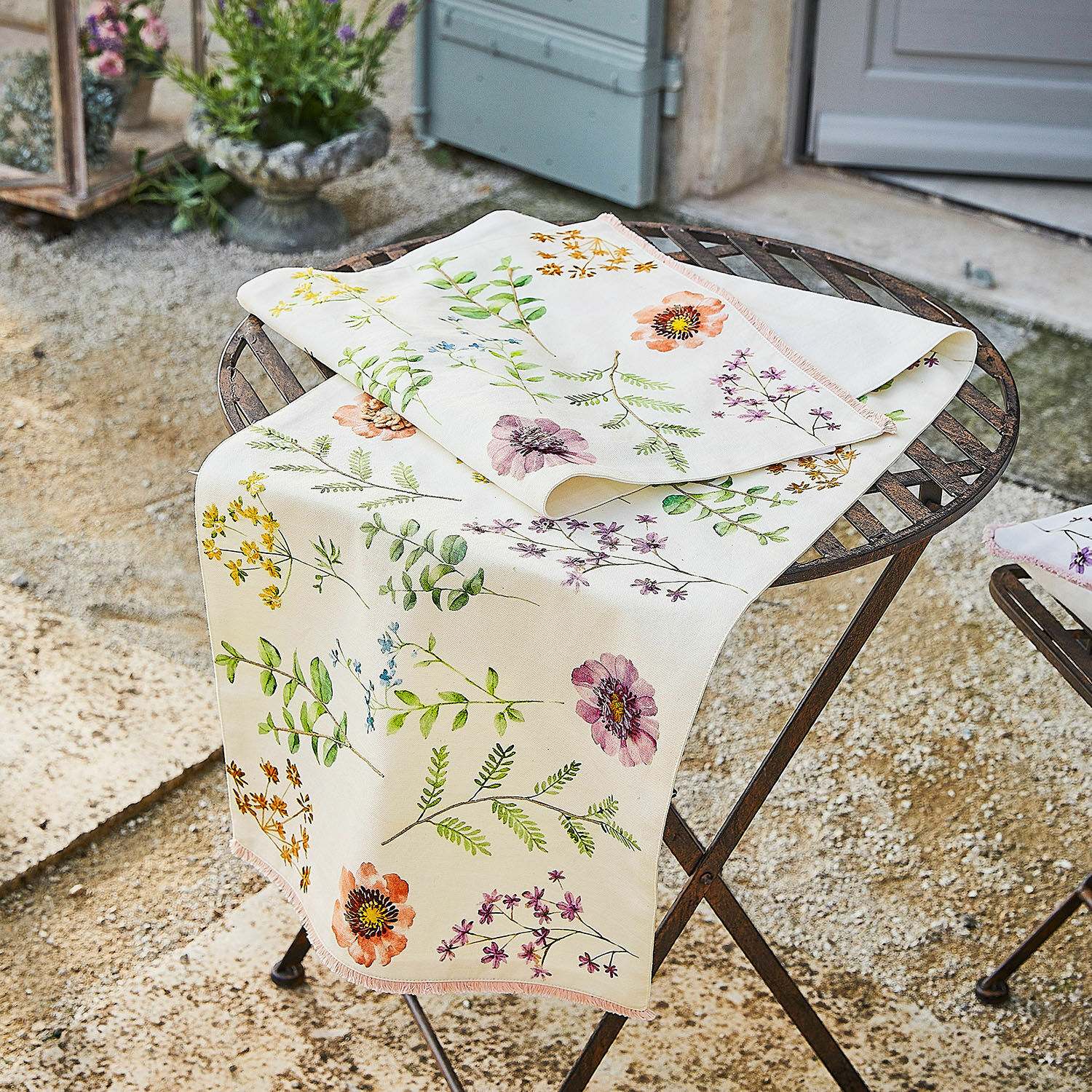 Chemin de table Fahzoura Chemin de table en coton crème avec imprimé floral coloré pour décoration intérieure élégante