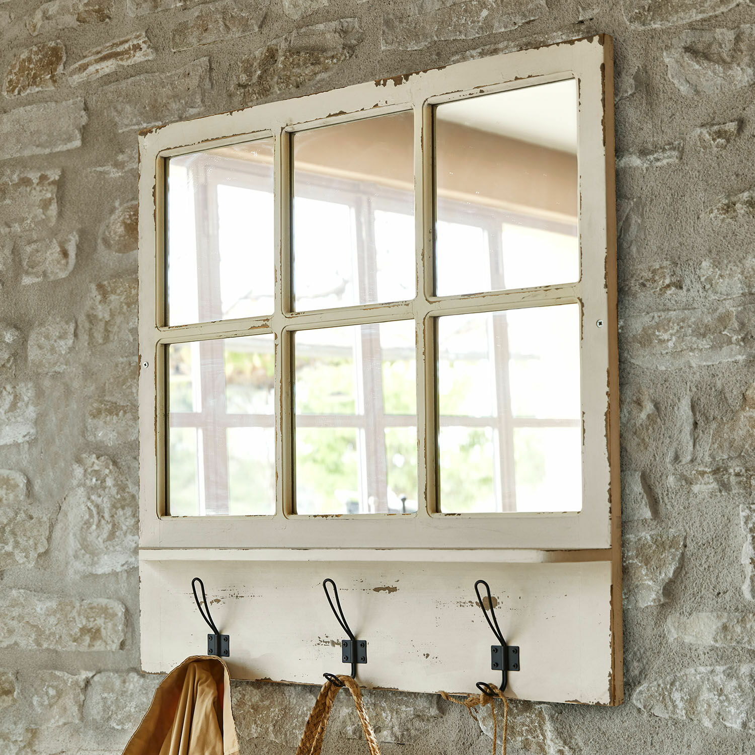 Spiegel Blossomby Rustieke witte houten spiegel met drie zwarte haken aan stenen muur bevestigd