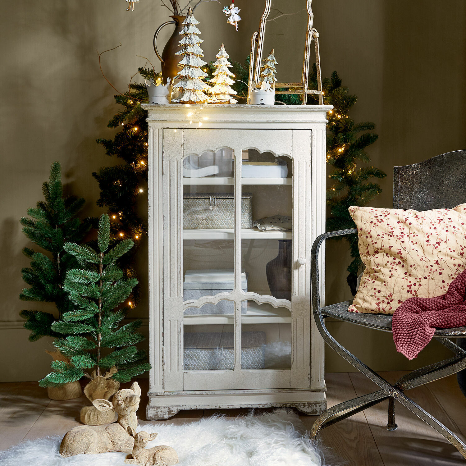 Buffetkast Querisette Witte houten vitrinekast in vintage stijl met glazen deur, kerstdecoraties en groene dennenbomen