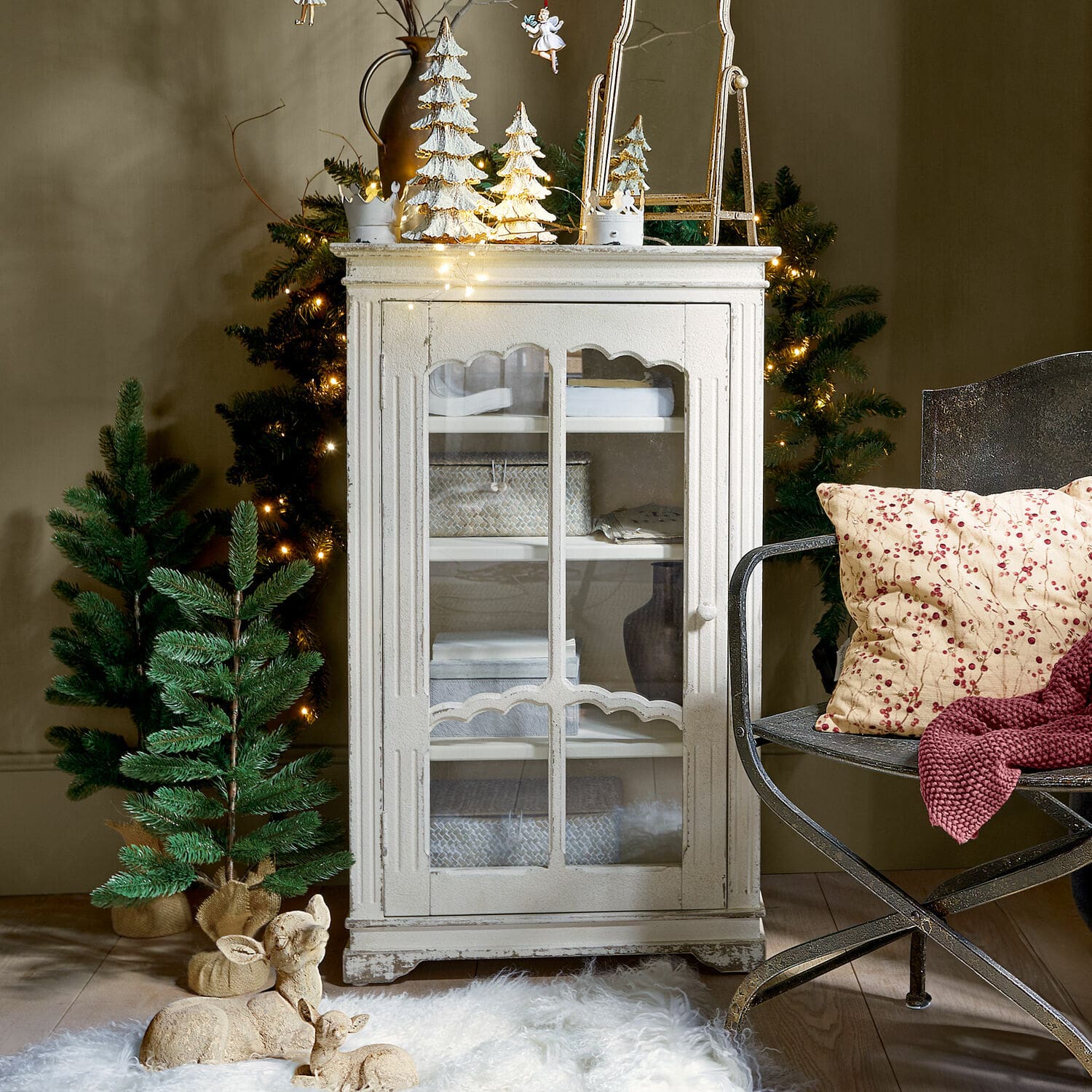 Buffetkast Querisette Witte houten vitrinekast in vintage stijl met glazen deur, kerstdecoraties en groene dennenbomen