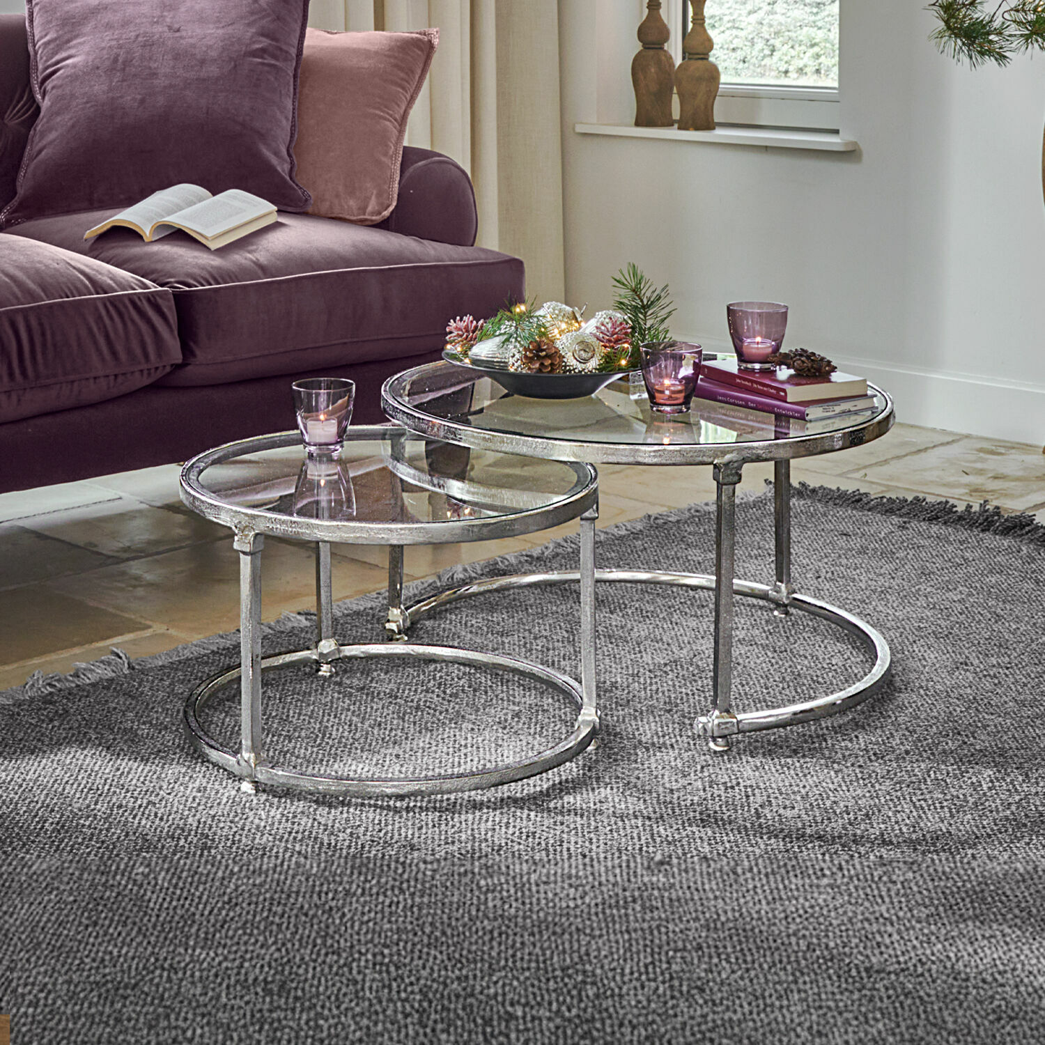 Salontafel set van 2 Kabala Set van twee ronde salontafels met metalen frame en glazen blad op een grijs vloerkleed