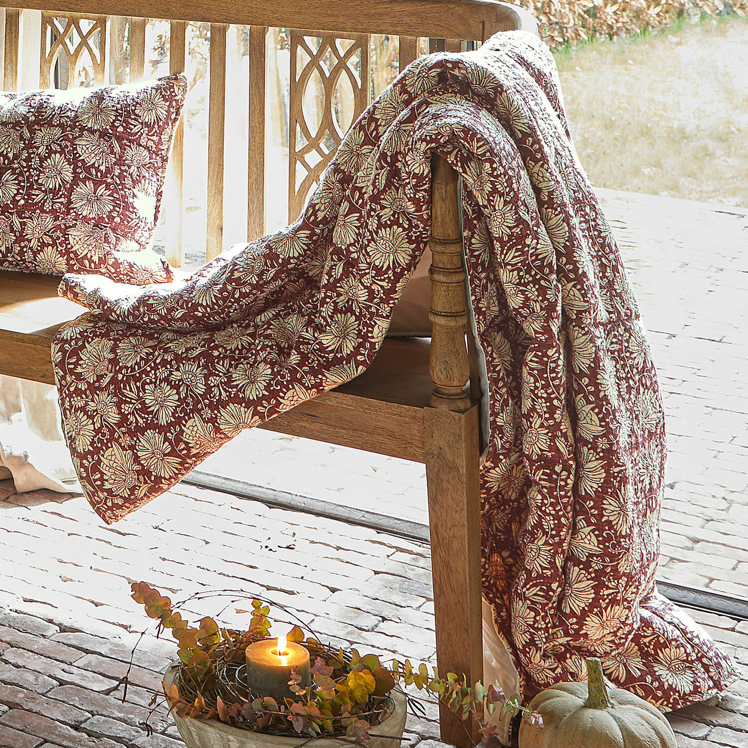 Plaid Soleique Plaid et coussin rouge à motif floral sur banc en bois, décoration d'automne avec citrouille et bougie
