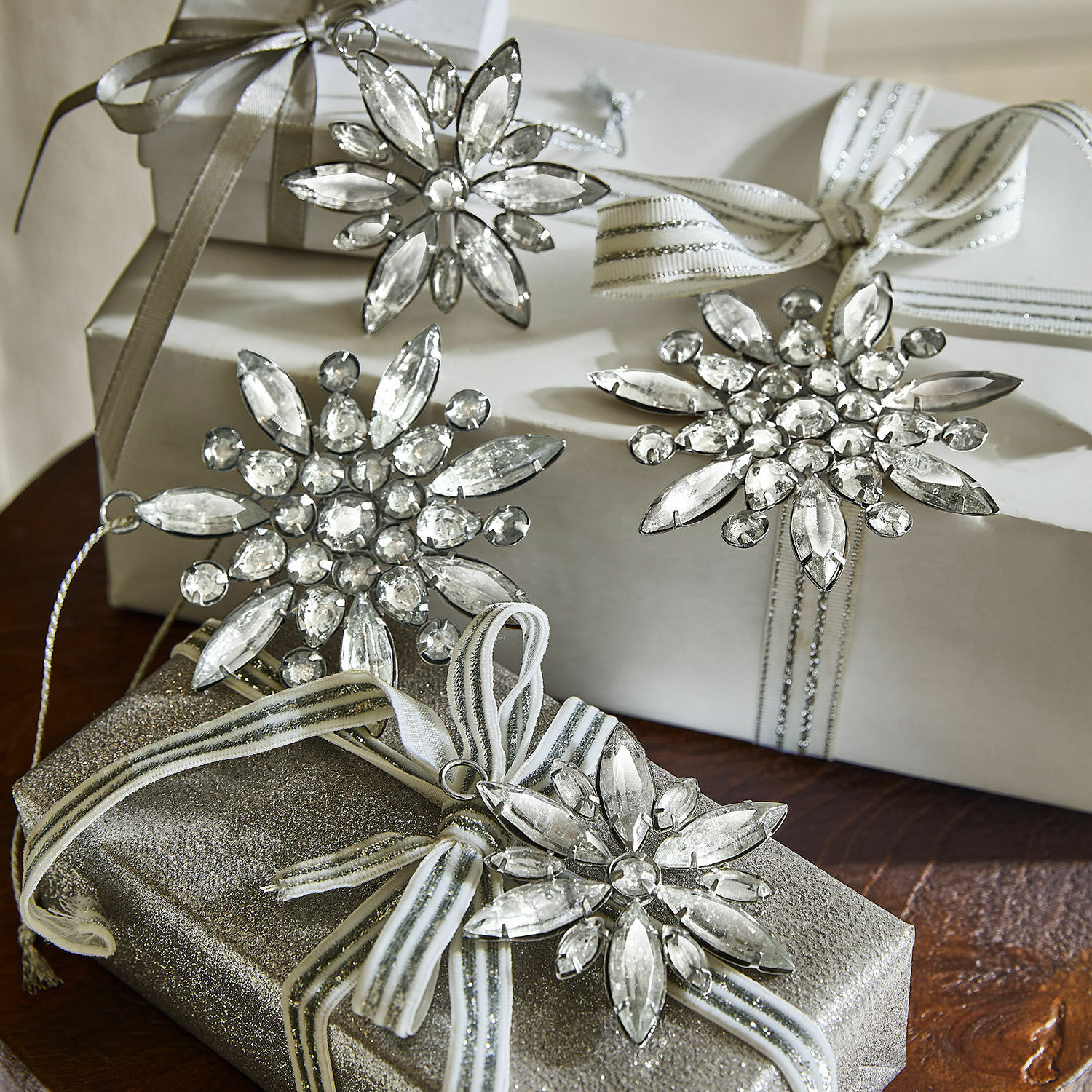 Hanger set van 4 Orvalie Zilveren sneeuwvlokversieringen met kristallen op cadeaus met linten, feestelijke kerstdecoratie