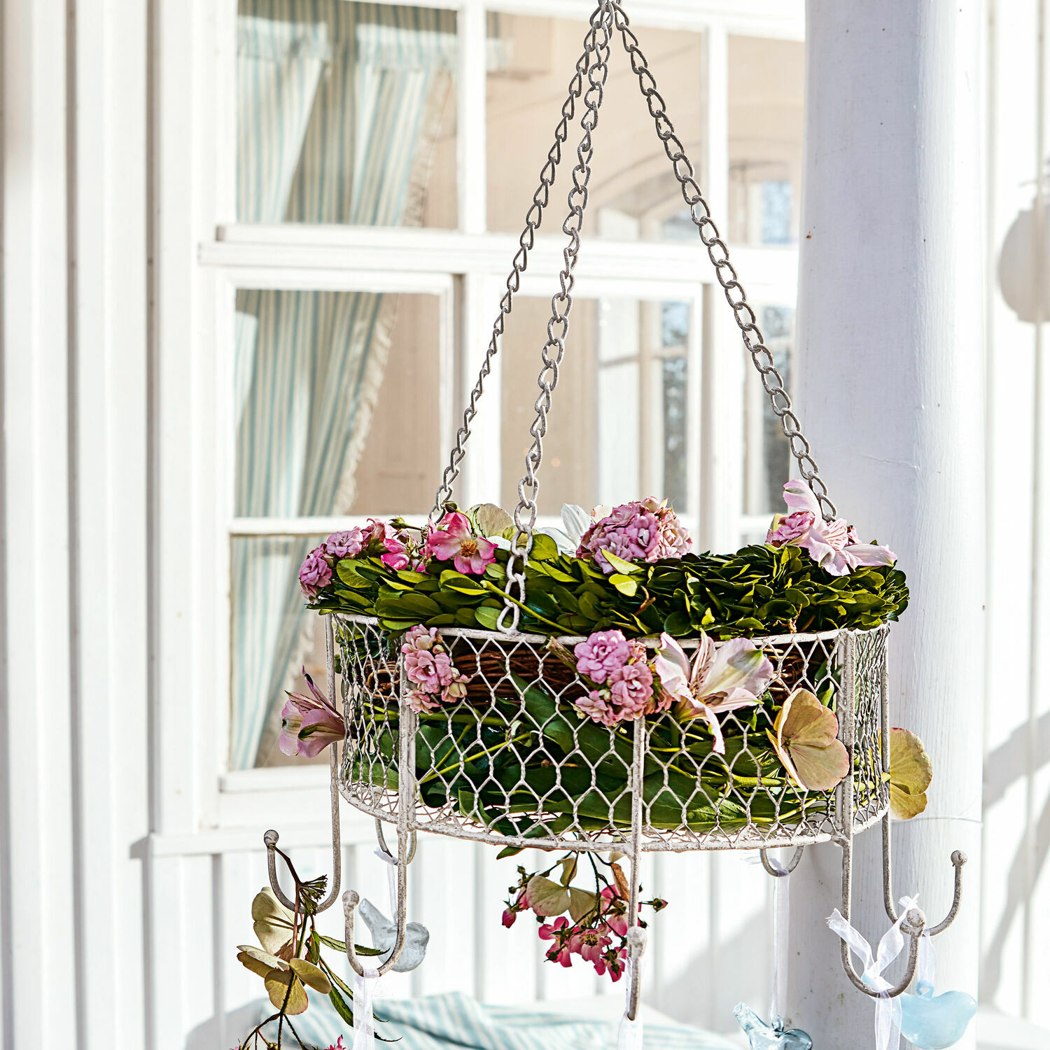 Hangmand Wingaerde Hangende metalen krans met groene bladeren en roze bloemen voor interieurdecoratie