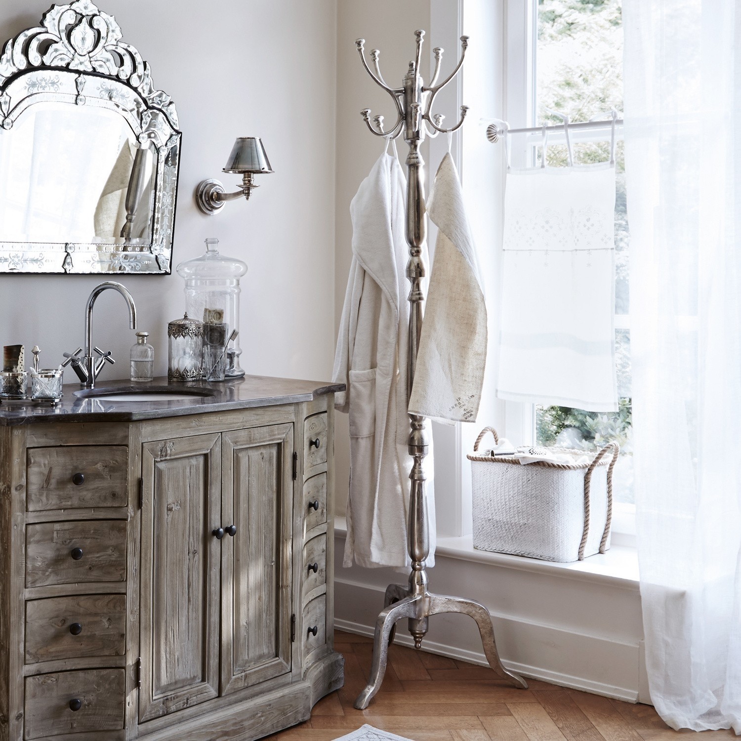 Portemanteau Hector Salle de bain élégante avec meuble en bois, porte-manteau en métal et miroir décoratif dans des tons clairs