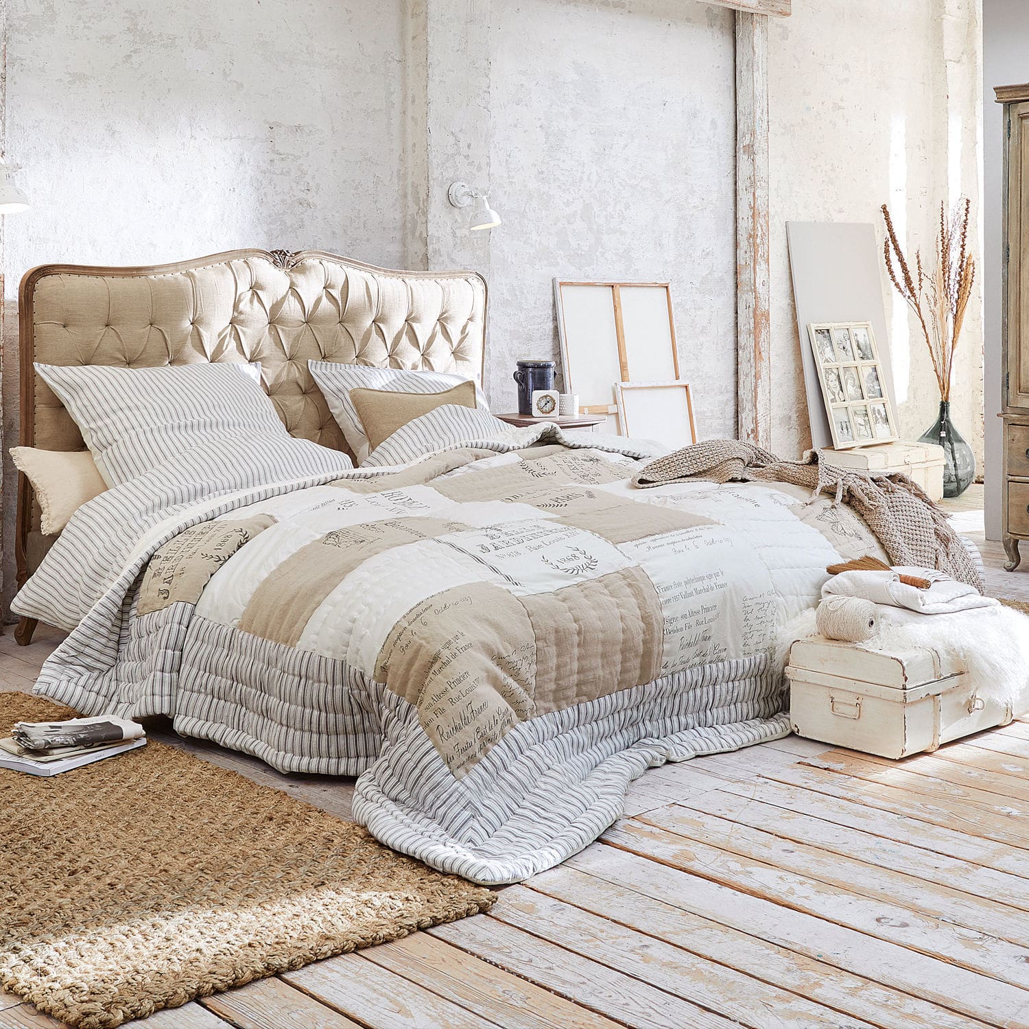 Quilt Framingham Gezellige slaapkamer met beige gestoffeerd hoofdeinde en patchwork dekbed in natuurlijke tinten