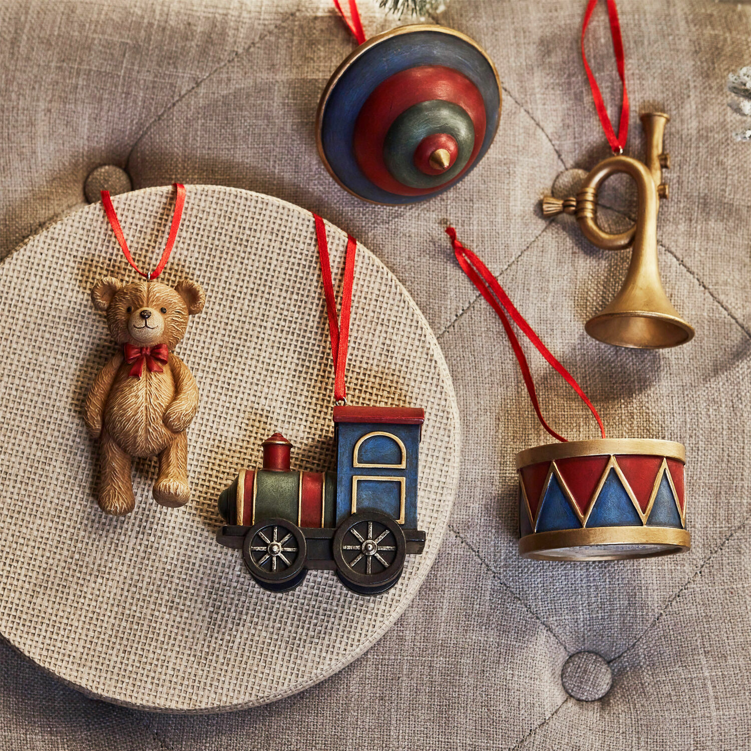 Hanger set van 5 Dassa Set kerstversieringen met beer, locomotief, trommel en trompet in rood en blauw