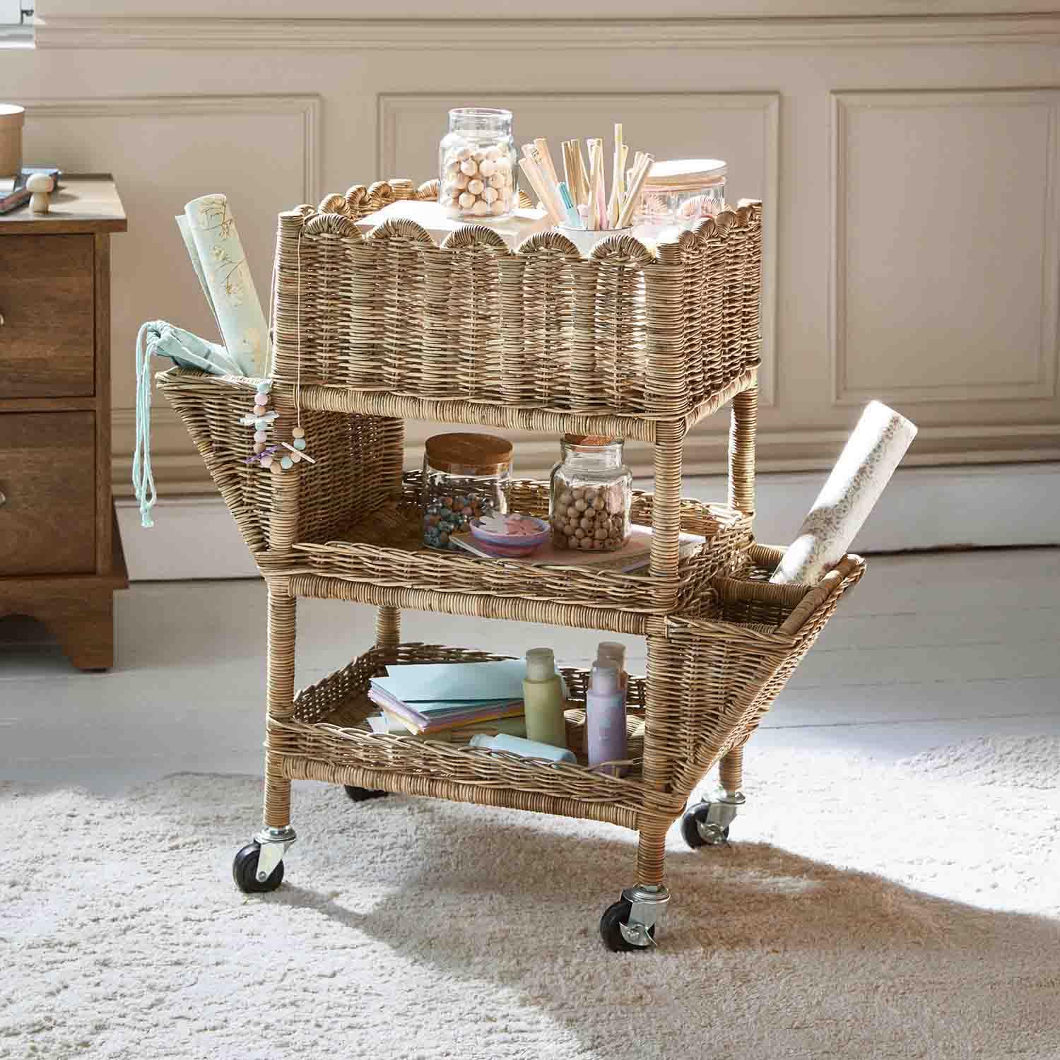 Chariot en rotin naturel à roulettes avec trois étagères pour ranger fournitures de bureau et décorations