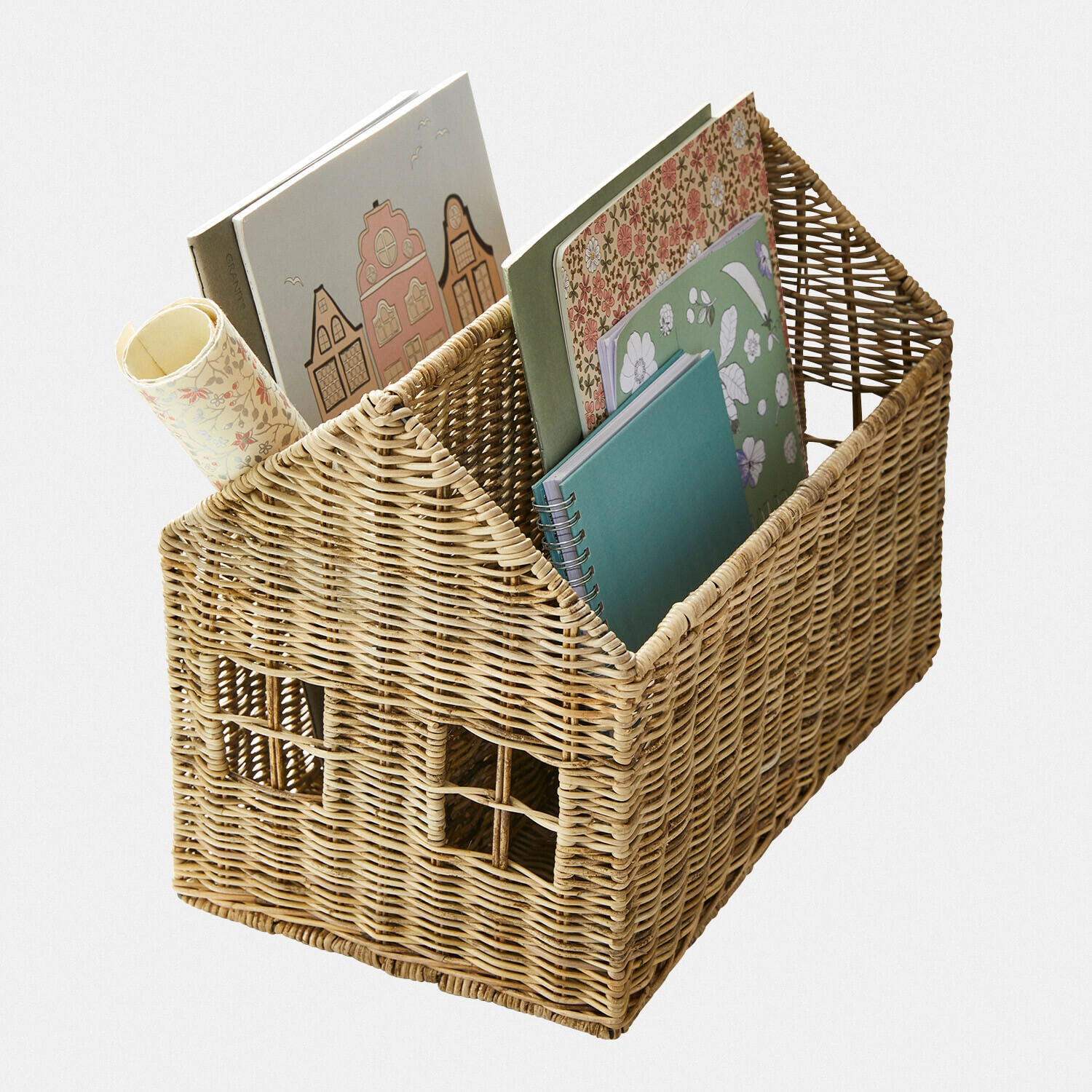 Panier en osier en forme de maison avec compartiments pour livres et carnets aux couleurs pastel