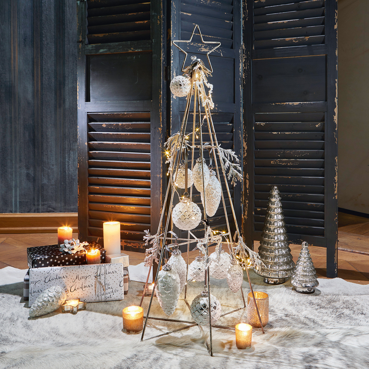 Decoratieve kerstboom Minstry Decoratieve metalen kerstboom met witte ballen en lichtjes op lichte vloer, feestelijke kerstdecoratie