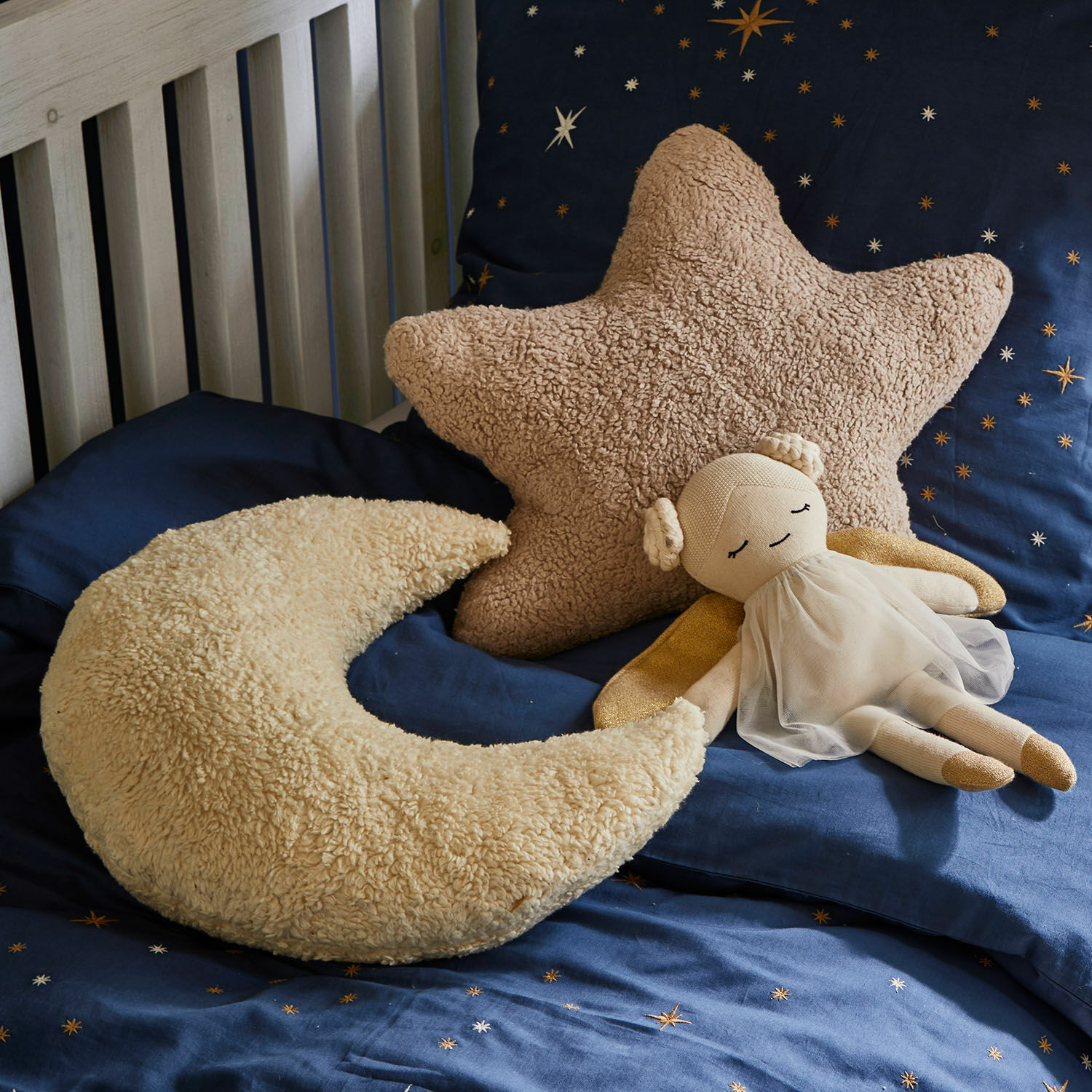 Lot de 2 coussins Jollymoon Coussins en forme d'étoile et de lune en tissu pelucheux beige sur une literie bleue marine à motifs d'étoiles