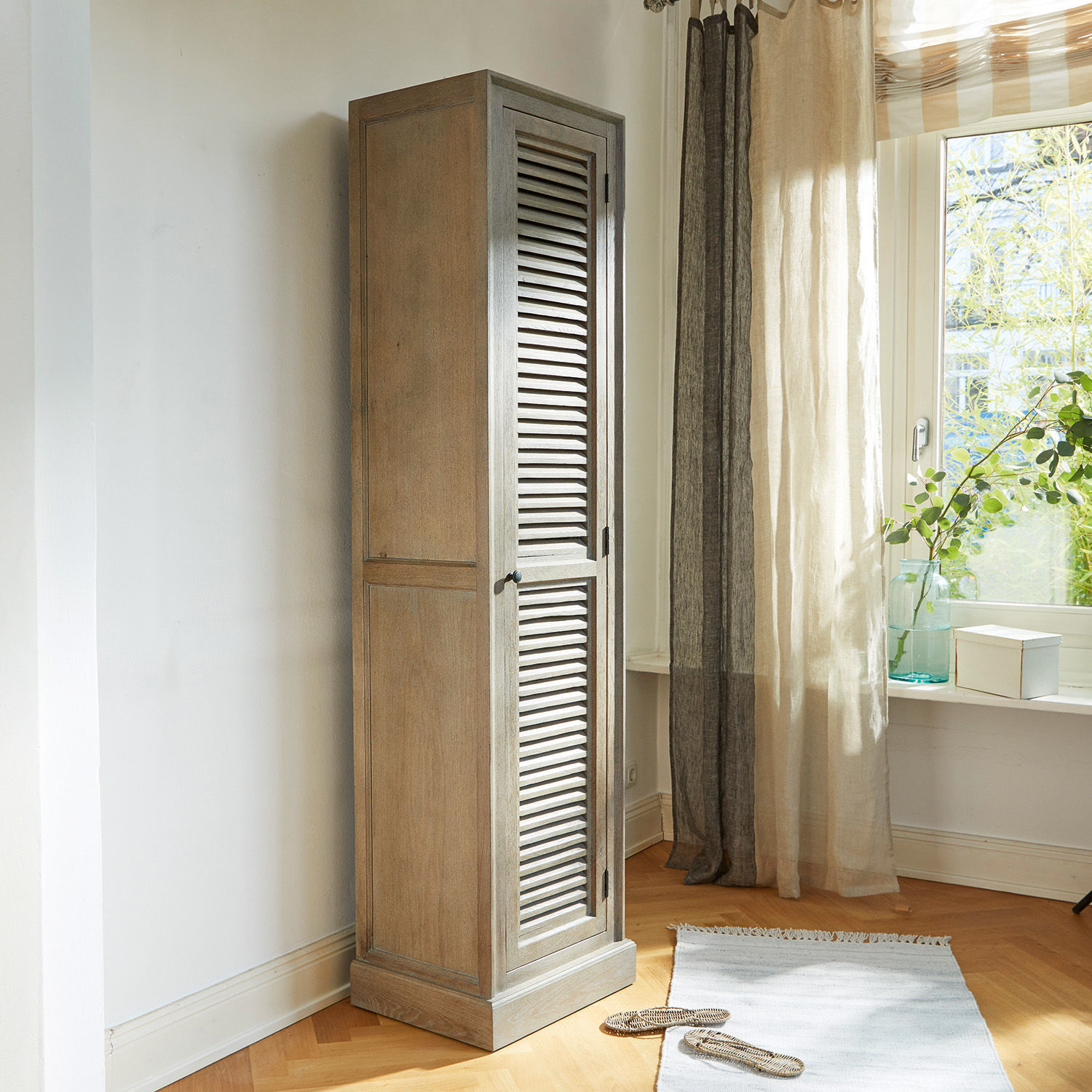 Kast Avrainville Hoge houten kast in natuurlijke kleur met lamellen deuren voor opbergruimte in woonkamer